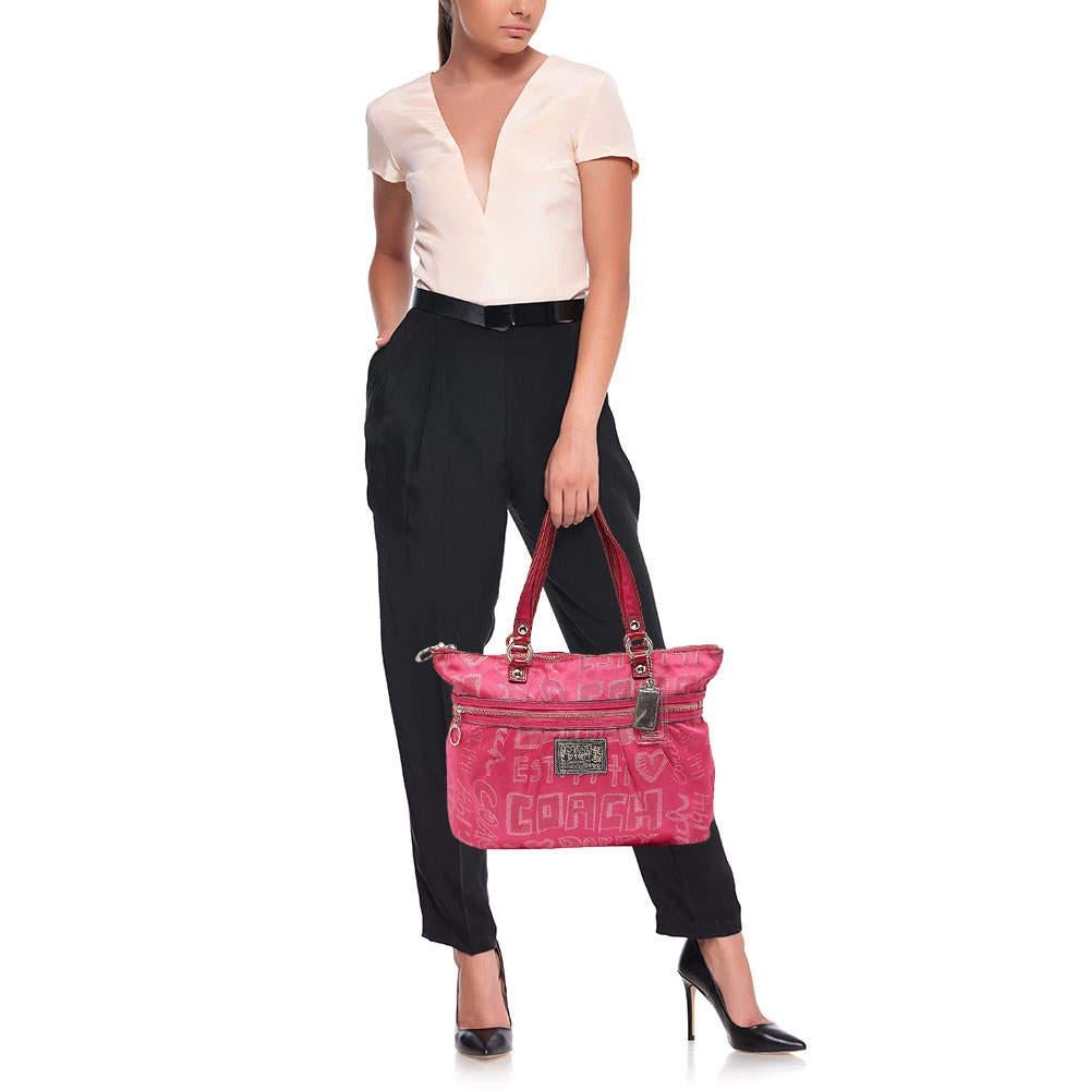 This alluring tote bag for women has been designed to assist you on any day. Convenient to carry and fashionably designed the tote is cut with skill and sewn into a great shape. It is well equipped to be a reliable accessory.