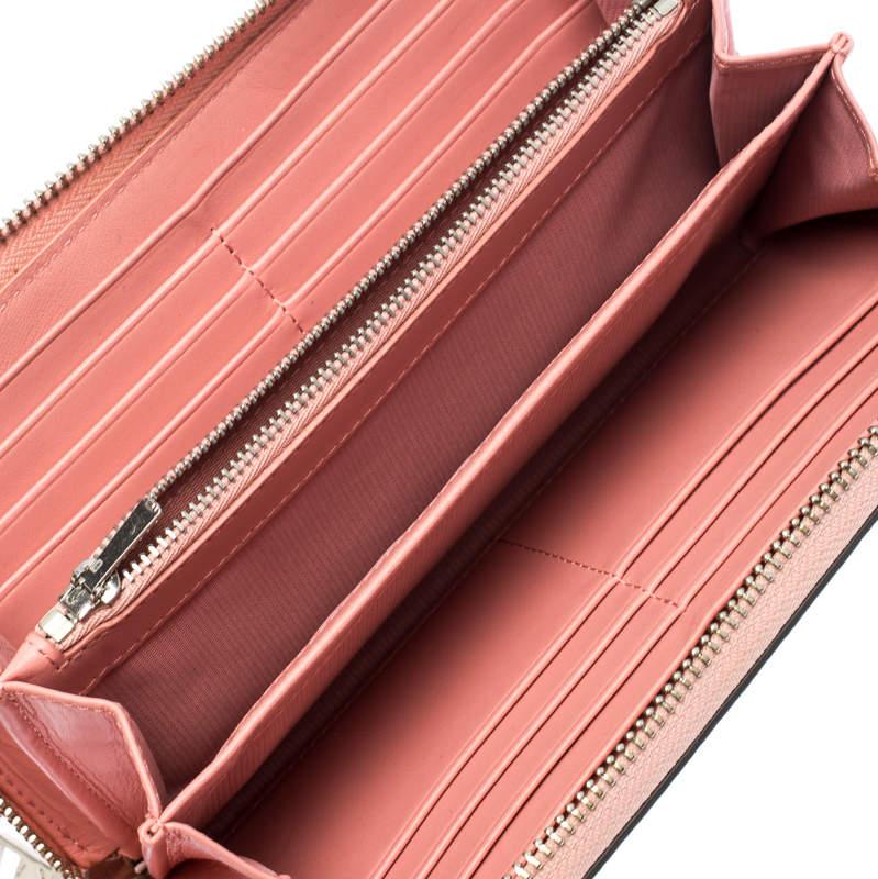 Basic essentials can be carried effortlessly in this leather wallet. With this classy piece from Coach, your essentials will stay organized. Characterized by a chic pink shade, this zip around wallet will be an ideal buy.