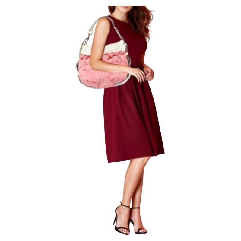 Sapientemente disegnata, questa hobo di Coach è una delle preferite di sempre. Con una fodera liscia, questa borsa può contenere tutti i tuoi effetti personali con cura. Presenta un corpo in tela patinata e pelle con l'etichetta del marchio sul