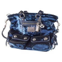 Monedero de lentejuelas azul amapola Coach con colgante de bola de discoteca XL
