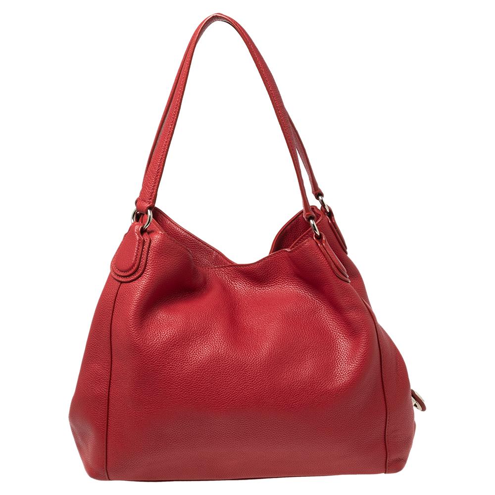 Look effortlessly chic and stylish in this gorgeous Coach Edie shoulder bag. Crafted in leather, this bag is perfect to use for work, as your everyday day bag, and even with your smarter looks. With dual top handles, this bag opens to a center