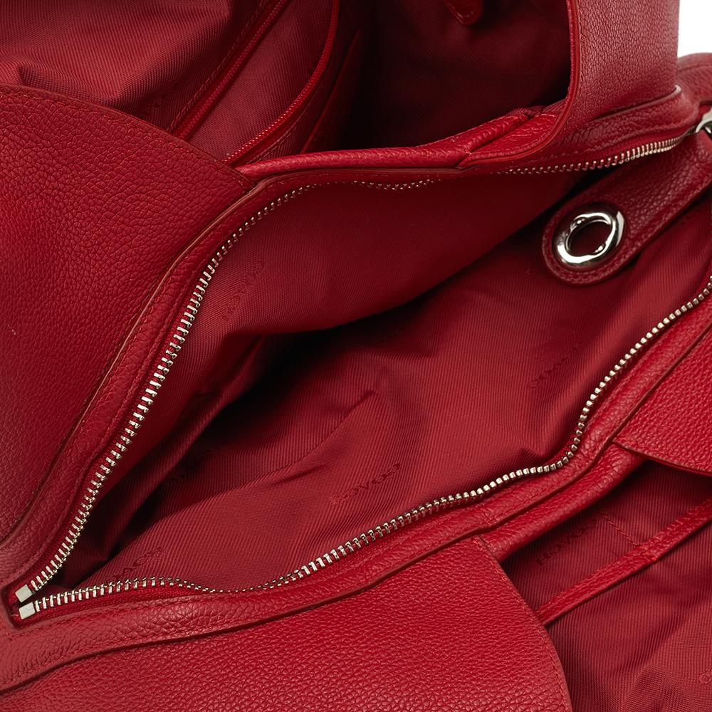 Look effortlessly chic and stylish in this gorgeous Coach Edie shoulder bag. Crafted in leather, this bag is perfect to use for work, as your everyday day bag, and even with your smarter looks. With dual top handles, this bag opens to a center