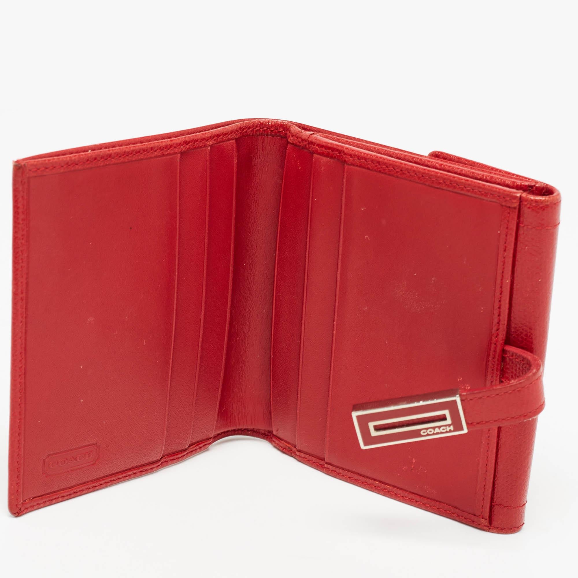 Luxuriously crafted by the experts at Coach, this designer wallet is a reliable accessory. Crafted using leather, the compact wallet features a metal accent at the front and the interior is equipped to neatly house your cash and cards.