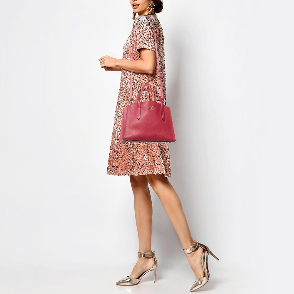 This alluring tote bag for women has been designed to assist you on any day. Convenient to carry and fashionably designed, the tote is cut with skill and sewn into a great shape. It is well-equipped to be a reliable accessory.