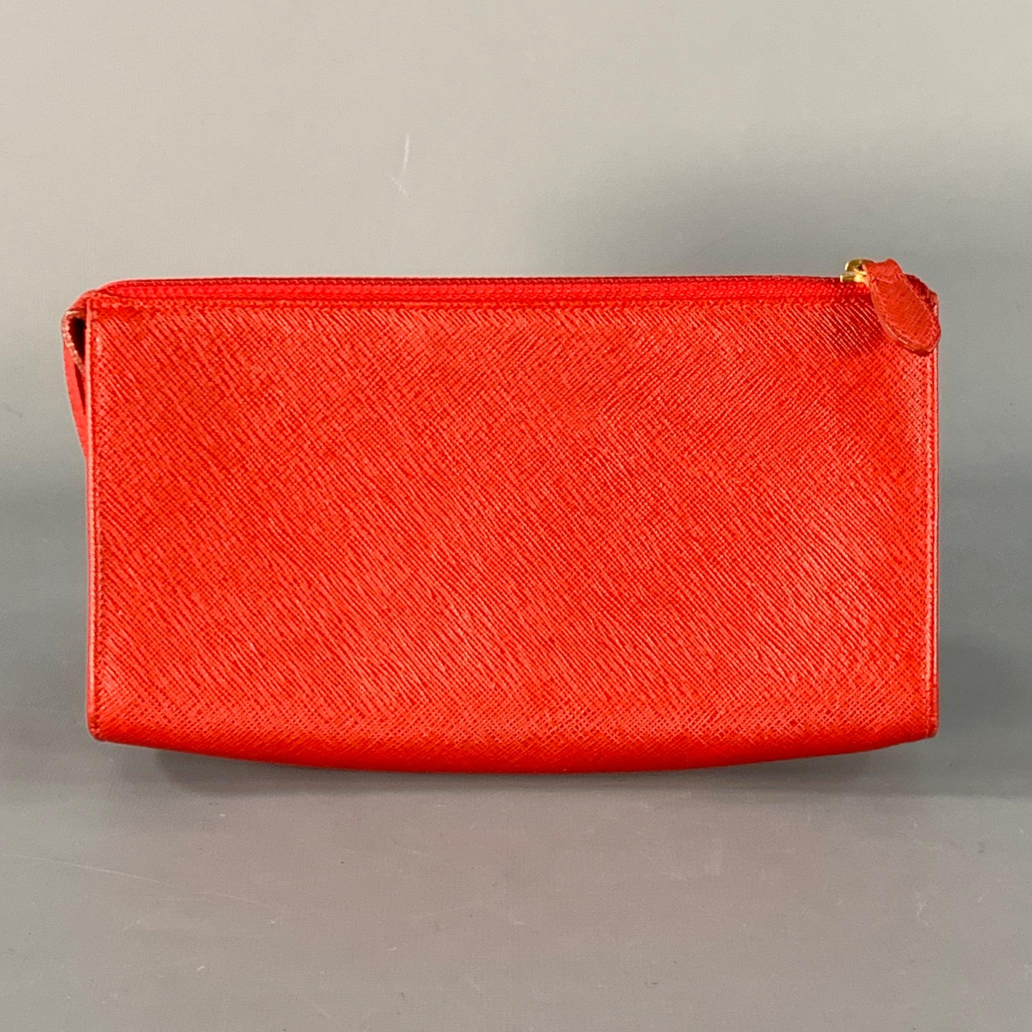 Pochette à maquillage COACH
en cuir saffiano rouge avec fermeture à glissière.Très bon état d'usage. Des plis et des marques mineures à l'intérieur de la pochette, en l'état. 

Mesures : 
  Longueur : 8.25 pouces Largeur : 1.5 pouces Hauteur : 4.25