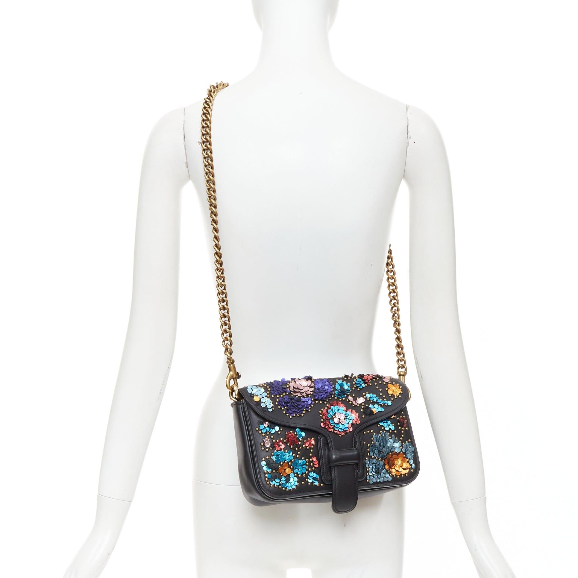 COACH RODARTE Courier multicolour floral applique leather chain crossbody bag
Reference: ECLO/A00174
Brand: Coach
Model: Courier
Collection: Rodarte
Material: Leather
Color: Black, Multicolour
Pattern: Solid
Closure: Loop Through
Lining: Black
