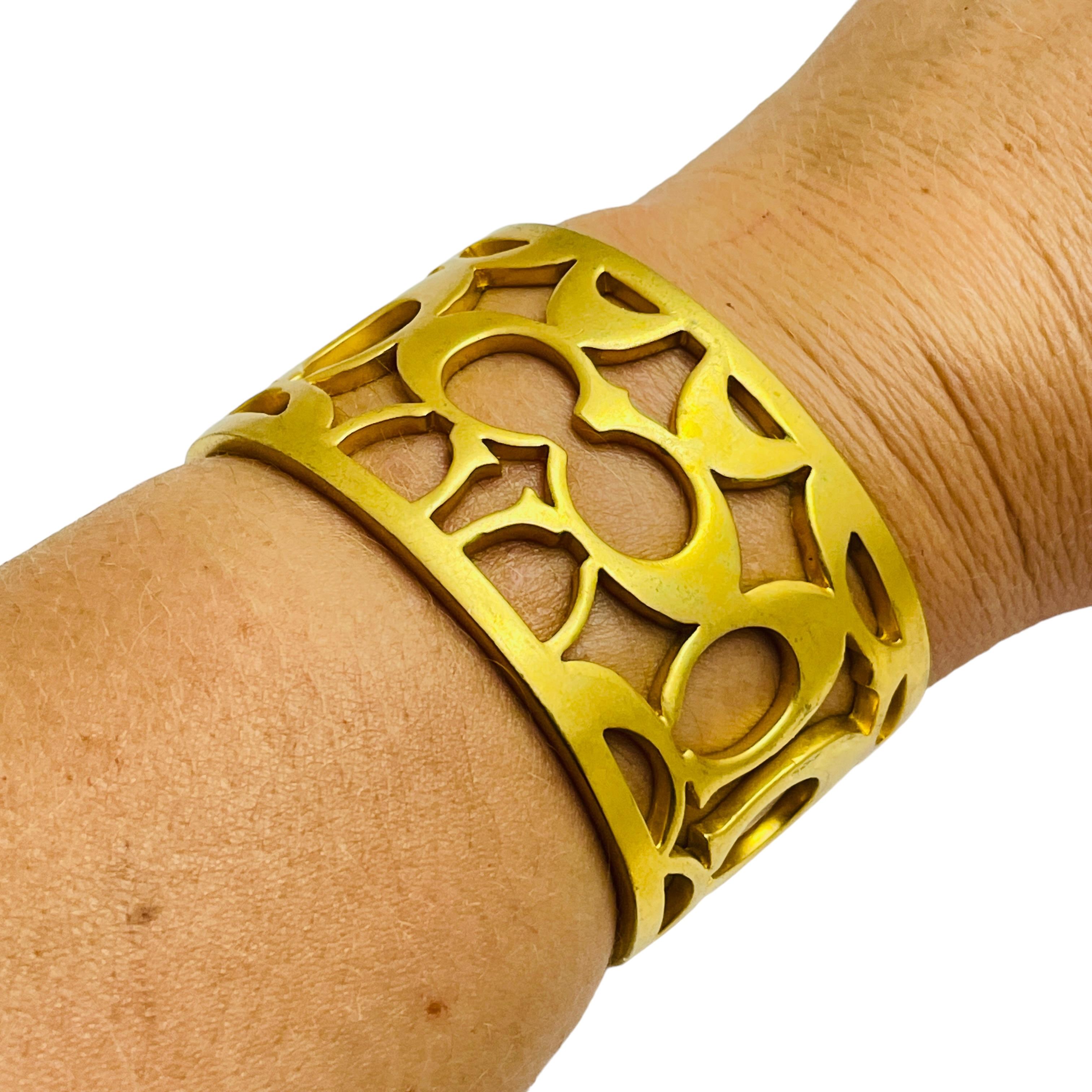 COACH signiertes Vintage mattes Gold-Logo Designer-Laufsteg-Manschettenarmband Damen im Angebot
