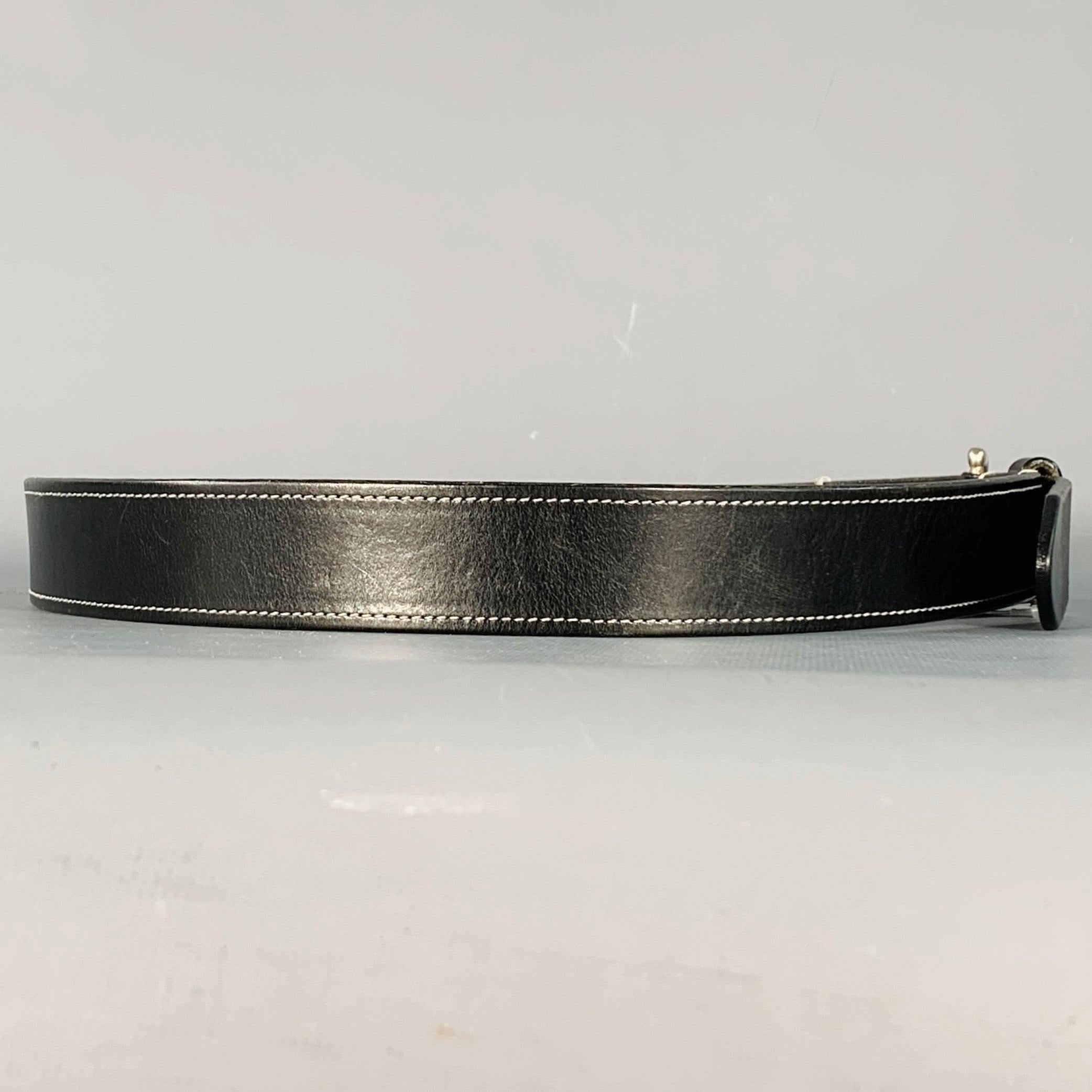 ALLENATORE
cintura in pelle nera con fibbia in ottone massiccio color argento.Ottime condizioni di prevendita. Segni di usura sui fori della cinghia.  

Contrassegnato:   34/85Lunghezza: 40 pollici Larghezza: 1,25 pollici Adatta: 32 pollici  - 36
