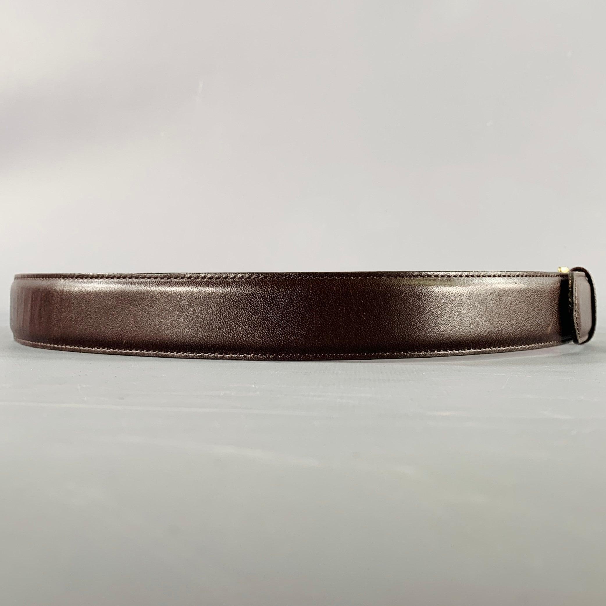 Ceinture COACH
en cuir marron avec boucle en laiton. Très bon état d'usage. Légers plis et signes d'usure. 

Marqué :   36