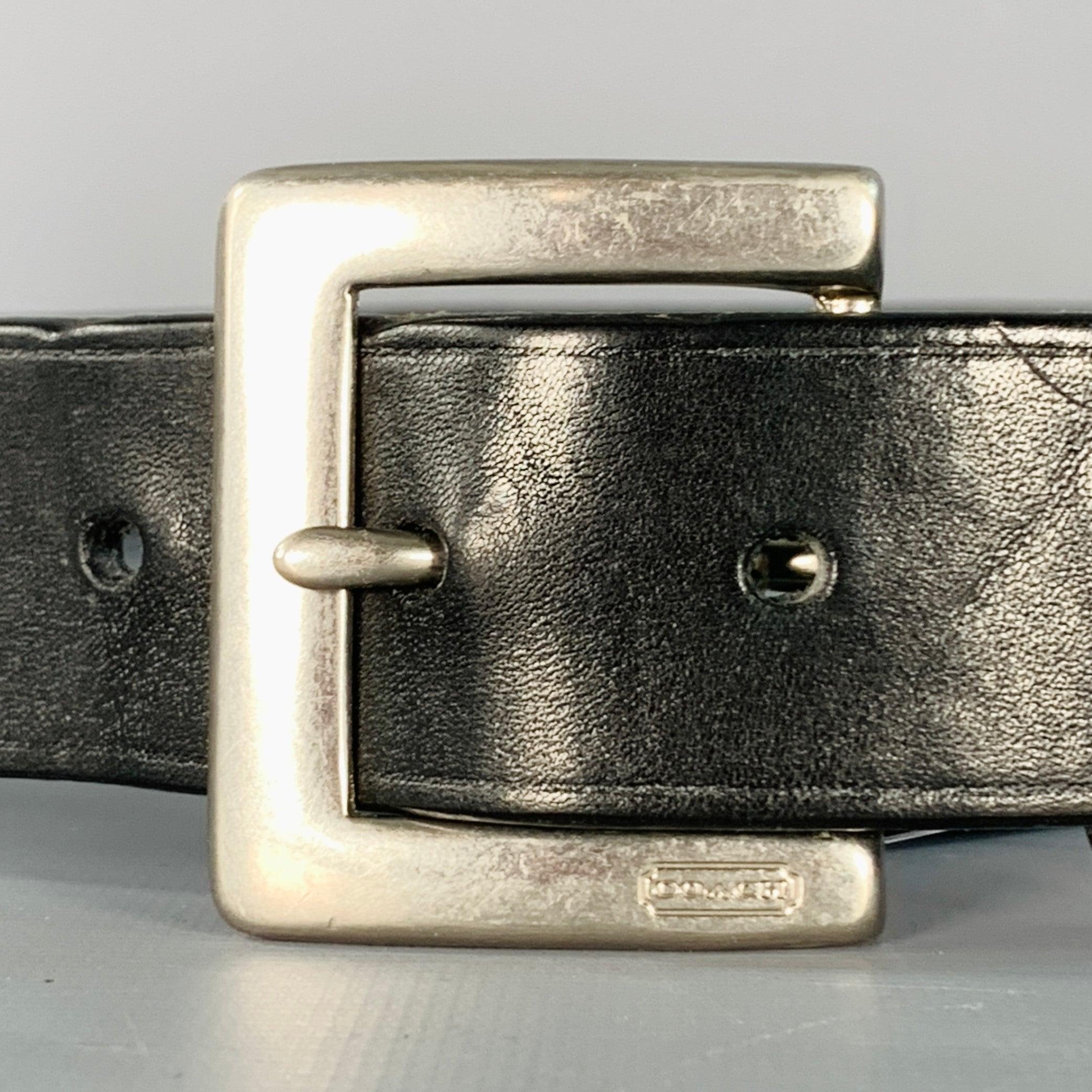 ALLENATORE
cintura in pelle nera con fibbia in metallo argentato.Buone condizioni d'uso. Voti moderati. 

Contrassegnato:   80 cmLunghezza: 42,5 pollici Larghezza: 1,25 pollici Adatta: 35 pollici  - 39 pollici Fibbia: 1,75 pollici 
  
  
