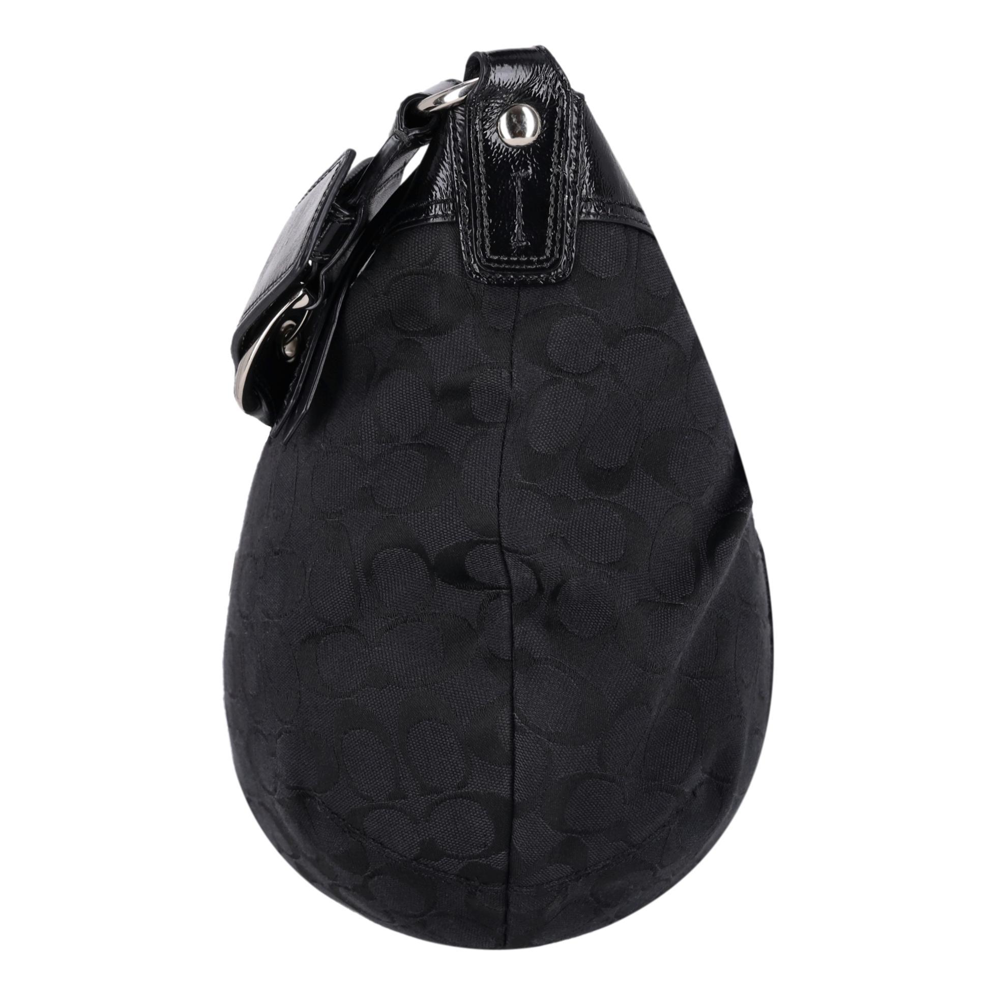 Sac hobo Coach Soho Monogram Jacquard 

Sac noir en jacquard à motif Monogram, corps en cuir et bandoulière réglable.

Il est orné du mot 