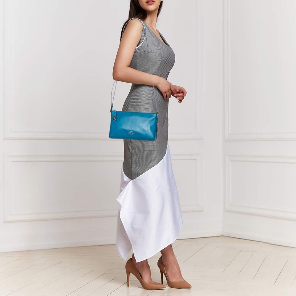 This Coach crossbody bag is a great option for carrying your essentials. This leather bag has a convenient size and zip-enclosed compartments. Designed to be ideal for everyday use, this crossbody bag is a must-have.