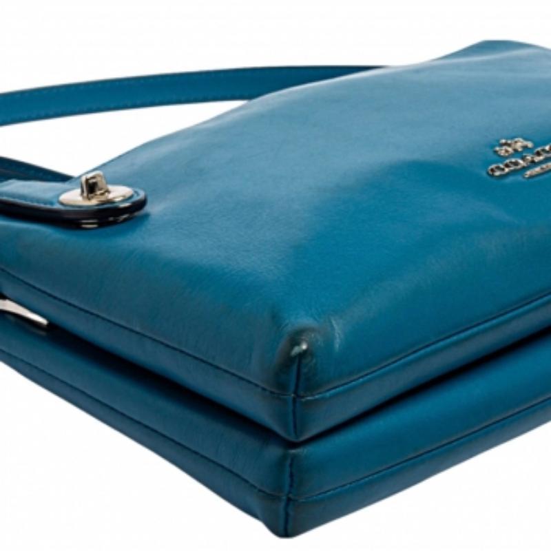 This Coach crossbody bag is a great option for carrying your essentials. This leather bag has a convenient size and zip-enclosed compartments. Designed to be ideal for everyday use, this crossbody bag is a must-have.