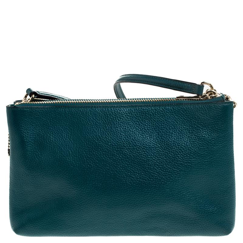 This super stylish crossbody bag from Coach will catch your fancy almost instantly. This bag is tailored from leather in a teal color. Undisputedly stylish and brilliantly designed, you cannot go wrong with this bag lined with fabric. It has double