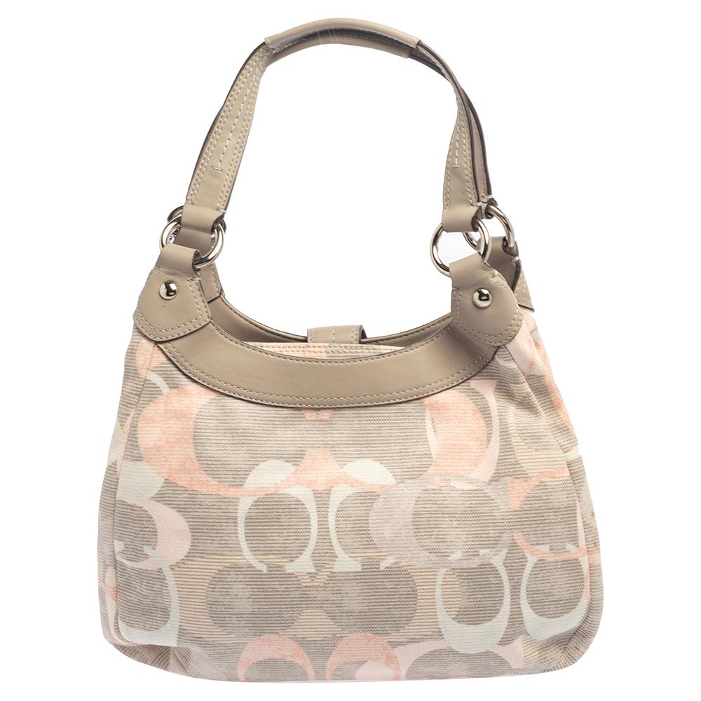 Step out in style with this hobo from Coach. It is crafted from signature coated fabric and leather and styled in a relaxed structure. The bag, equipped with two handles and a fabric-lined interior that houses a pocket, is perfect to flaunt on your