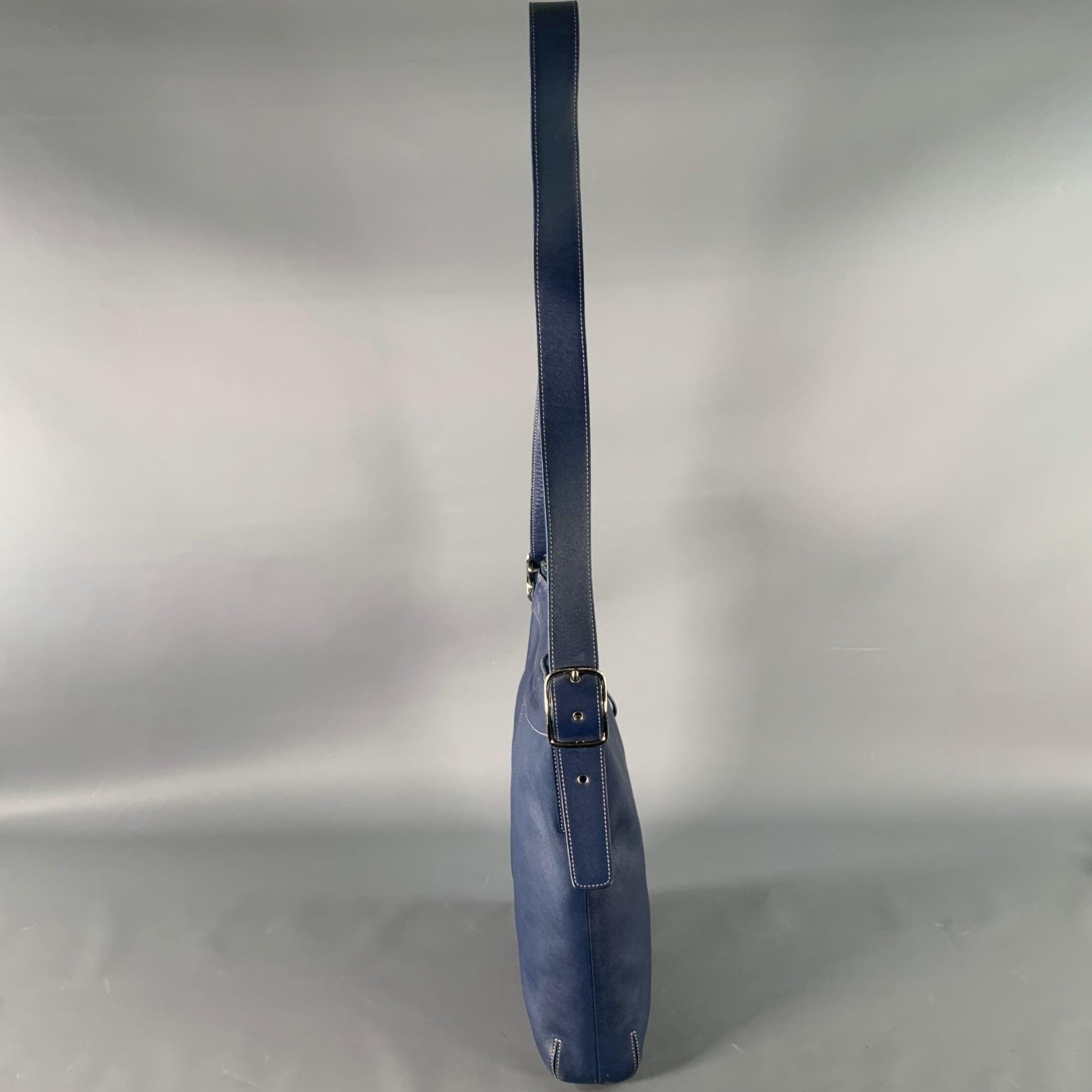 Sac Vintage COACH
dans un
Cuir bleu avec surpiqûres contrastées grises, bandoulière réglable et fermeture à glissière.Très bon état d'usage.
Marques et éraflures mineures compatibles avec l'état d'origine. 

Marqué :   G3S-9188 

Mesures : 
 