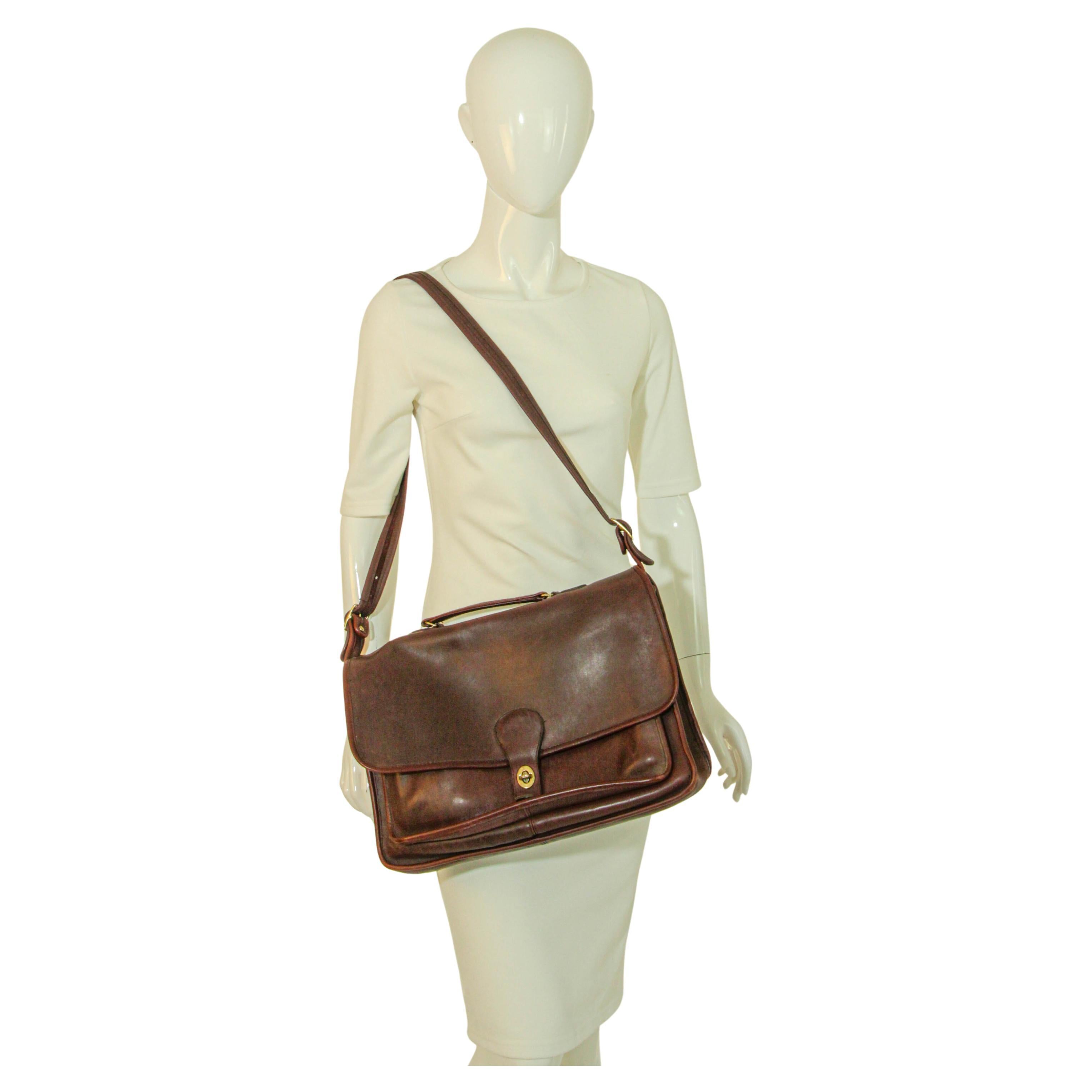 Coach Vintage braun Leder Bote Aktentasche Satchel Made in New York City USA.
Coach 1970's vintage messenger satchel braun distressed look Leder.
Handgefertigt aus Leder im Used-Look. 
Die Kratzer, Adern und Narben sind natürliche Merkmale dieses
