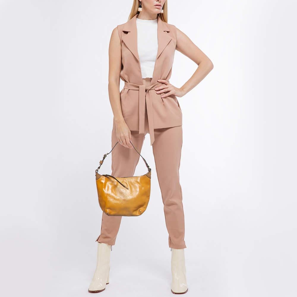 This hobo is tailored to exude finesse and functionality while completing your ensemble with style. It features a well crafted exterior adorned in a lovely hue and a spacious interior. Add some extra style to your everyday looks with this marvelous