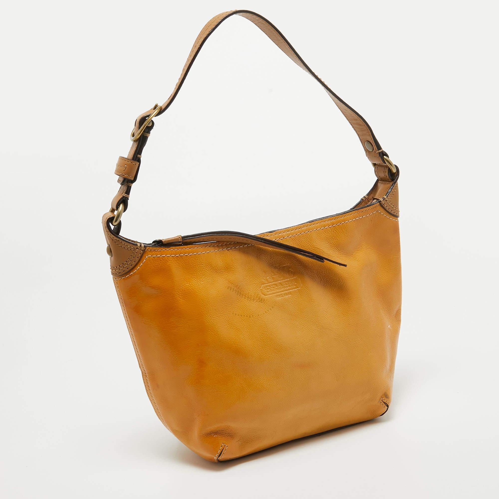 Coach Yellow Patent Leather Mini Logo Hobo In Fair Condition For Sale In Dubai, Al Qouz 2