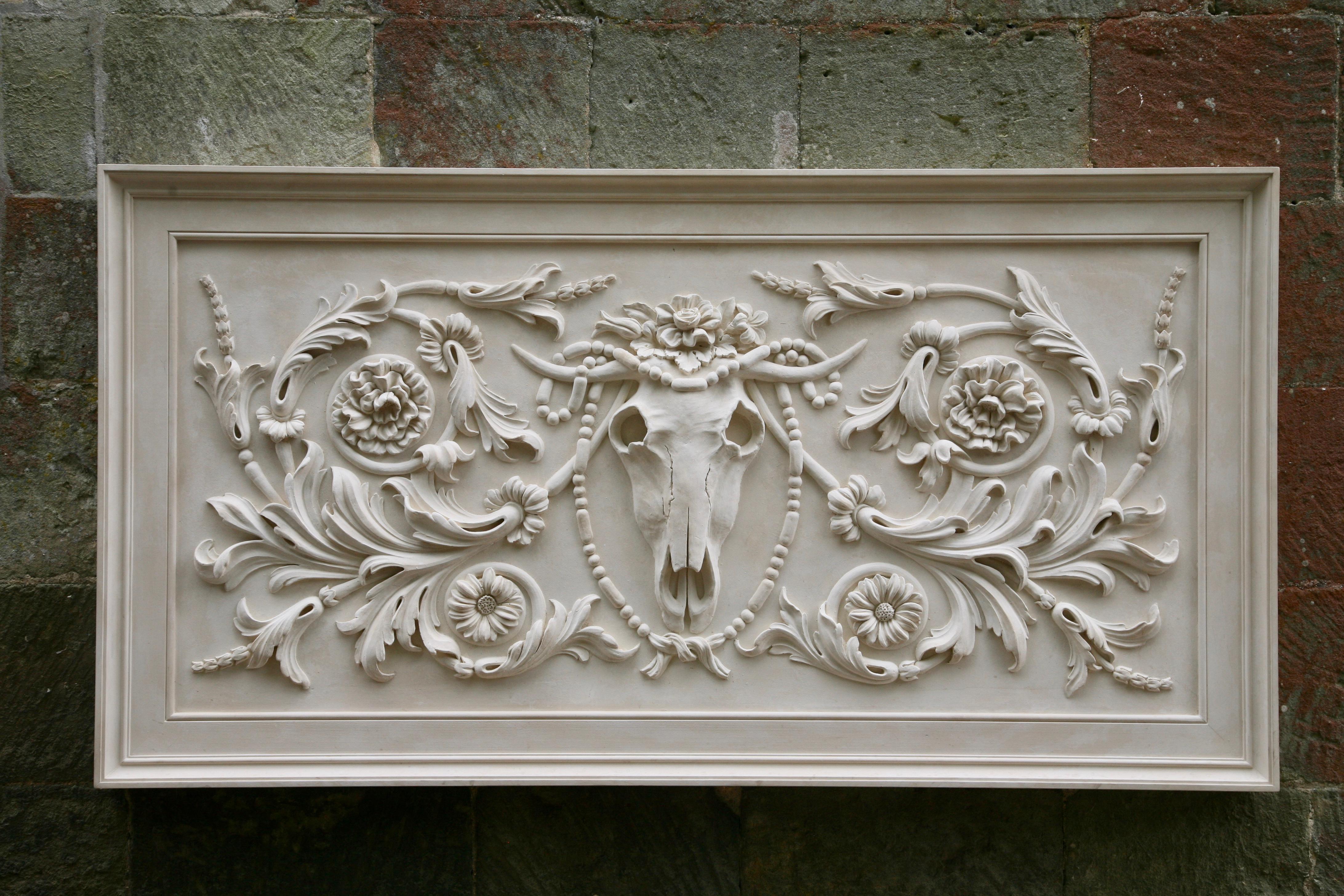 Panneau de plâtre en forme de masque de bucranium de style classique