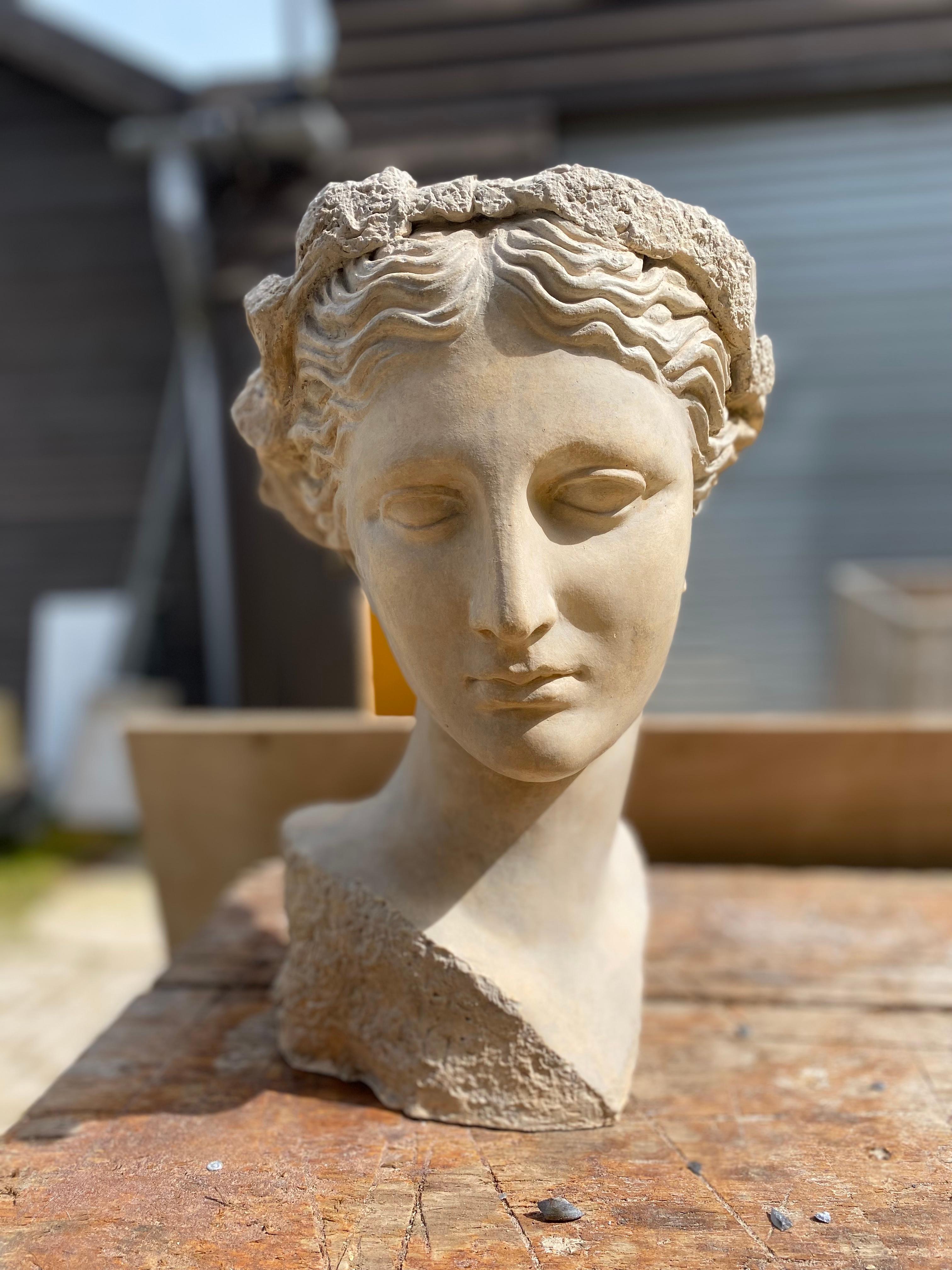 Thalia, eine der drei Grazien, erscheint häufig zusammen mit ihren Schwestern in klassizistischen Skulpturen. Sie ist bekannt dafür, dass sie Jugend und Schönheit symbolisiert.

Der Coade-Kopf der Thalia ist von einer römischen Büste aus dem 2.