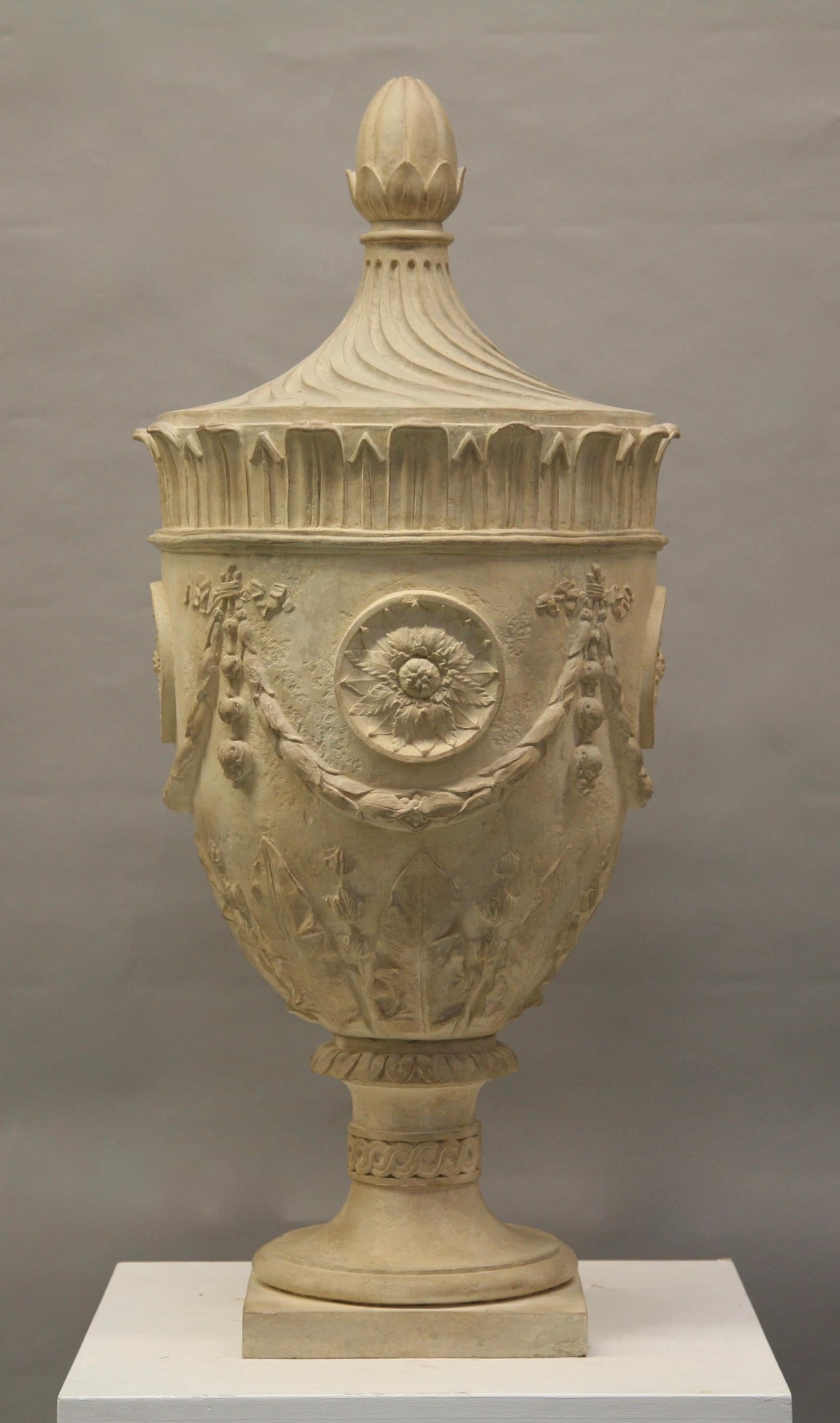 Dekorative Belmont-Urne aus Stein für den Garten von Coade