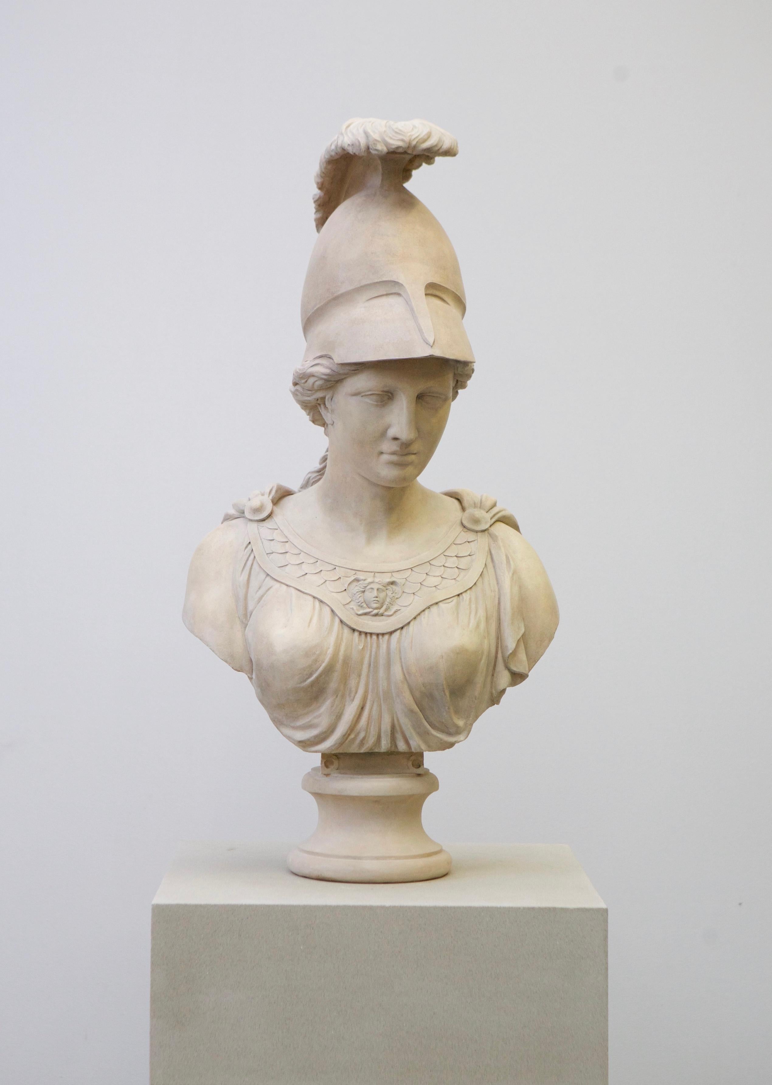 Minerva, la déesse romaine associée à la sagesse, à la justice, à la loi, à la victoire et à divers autres domaines, occupe une place prépondérante dans la mythologie romaine, apparaissant dans de nombreux mythes bien connus. Cette sculpture