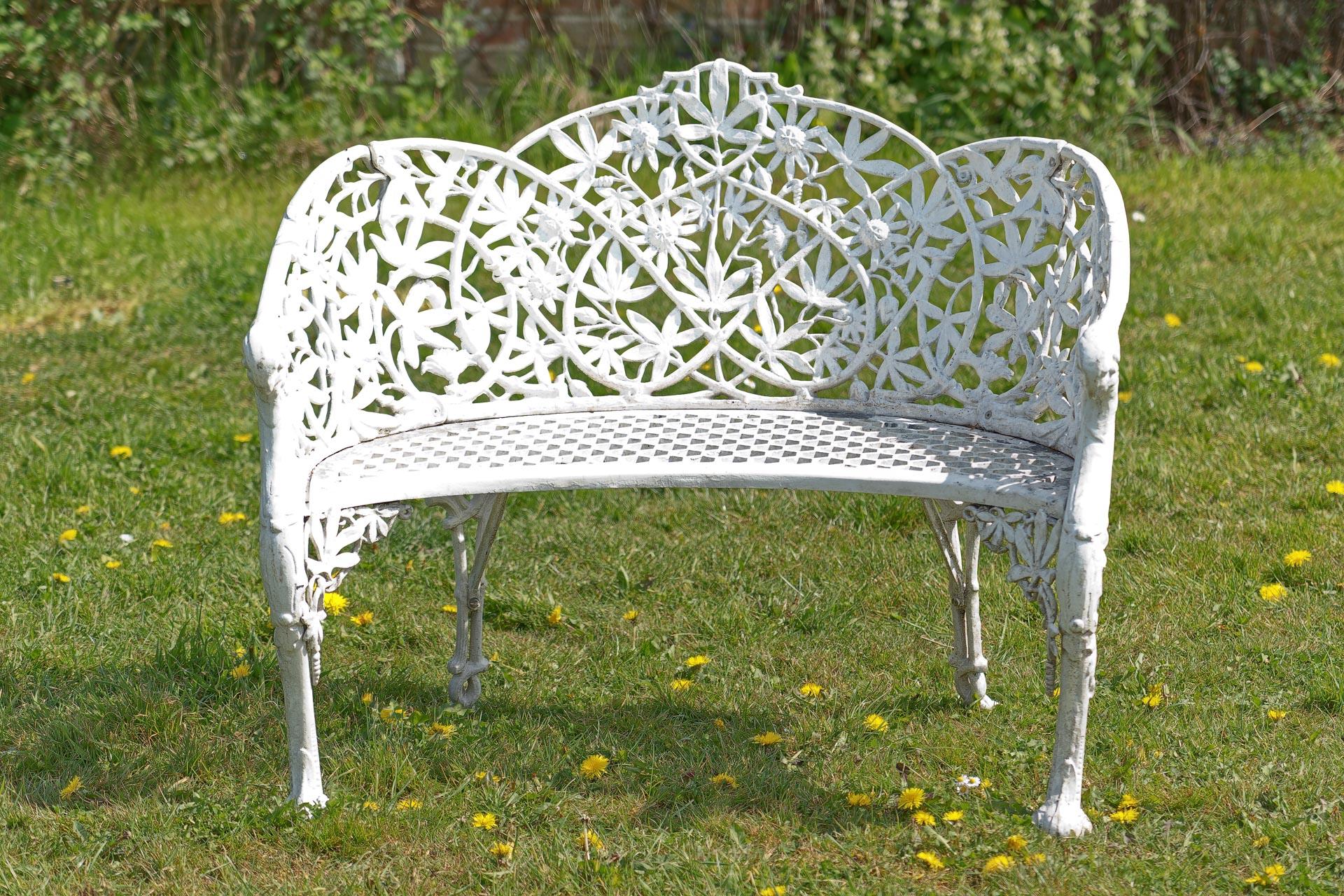 Magnifique reproduction d'un siège de jardin en alliage à motif floral Coalbrookdale Passion, vers 1970. Rare et intéressant, ce fabuleux siège d'amoureux 