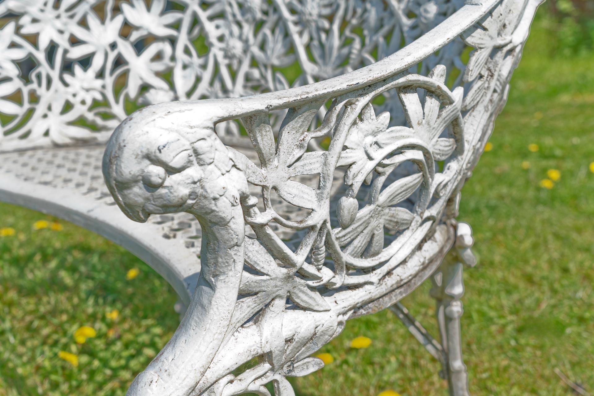 20ième siècle Siège « Lovers » Coalbrookdale Passion à motifs floraux. en vente