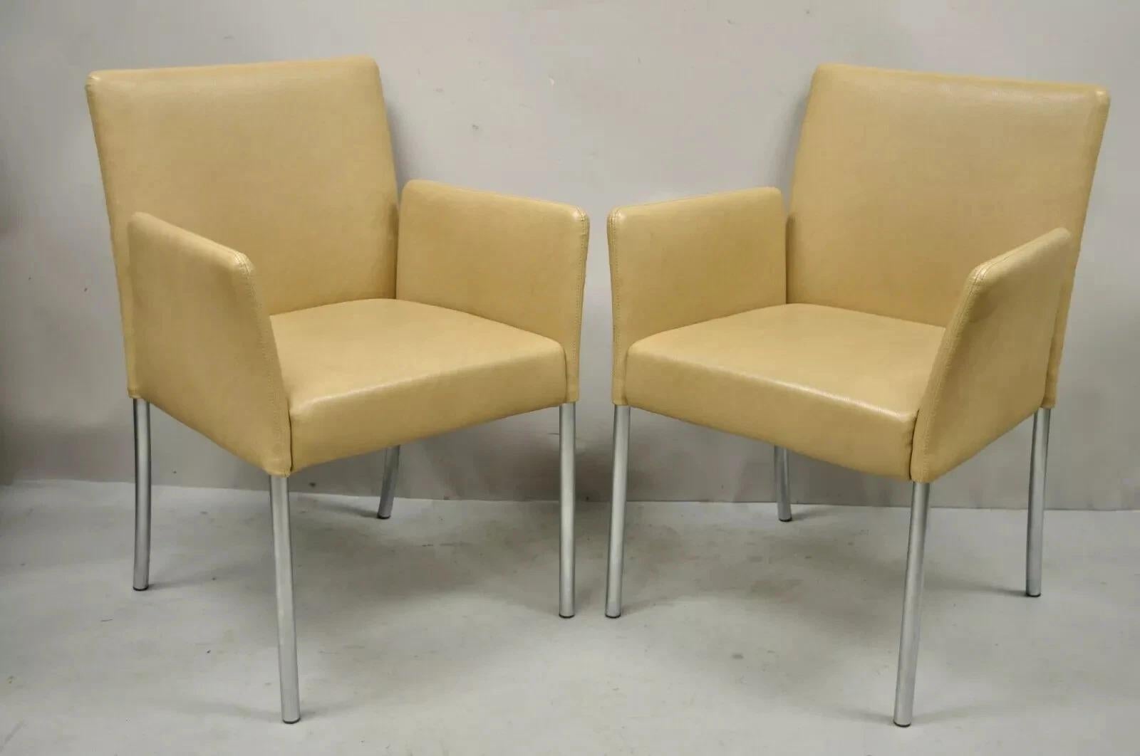 Coalesce Steelcase Beige Leather Model 1510 Switch Guest Arm Chair (A) - a Pair. L'article présente des montures en métal, un Label d'origine, une très belle paire, un travail de qualité, une forme sculpturale élégante. Circa Late 20th Century.