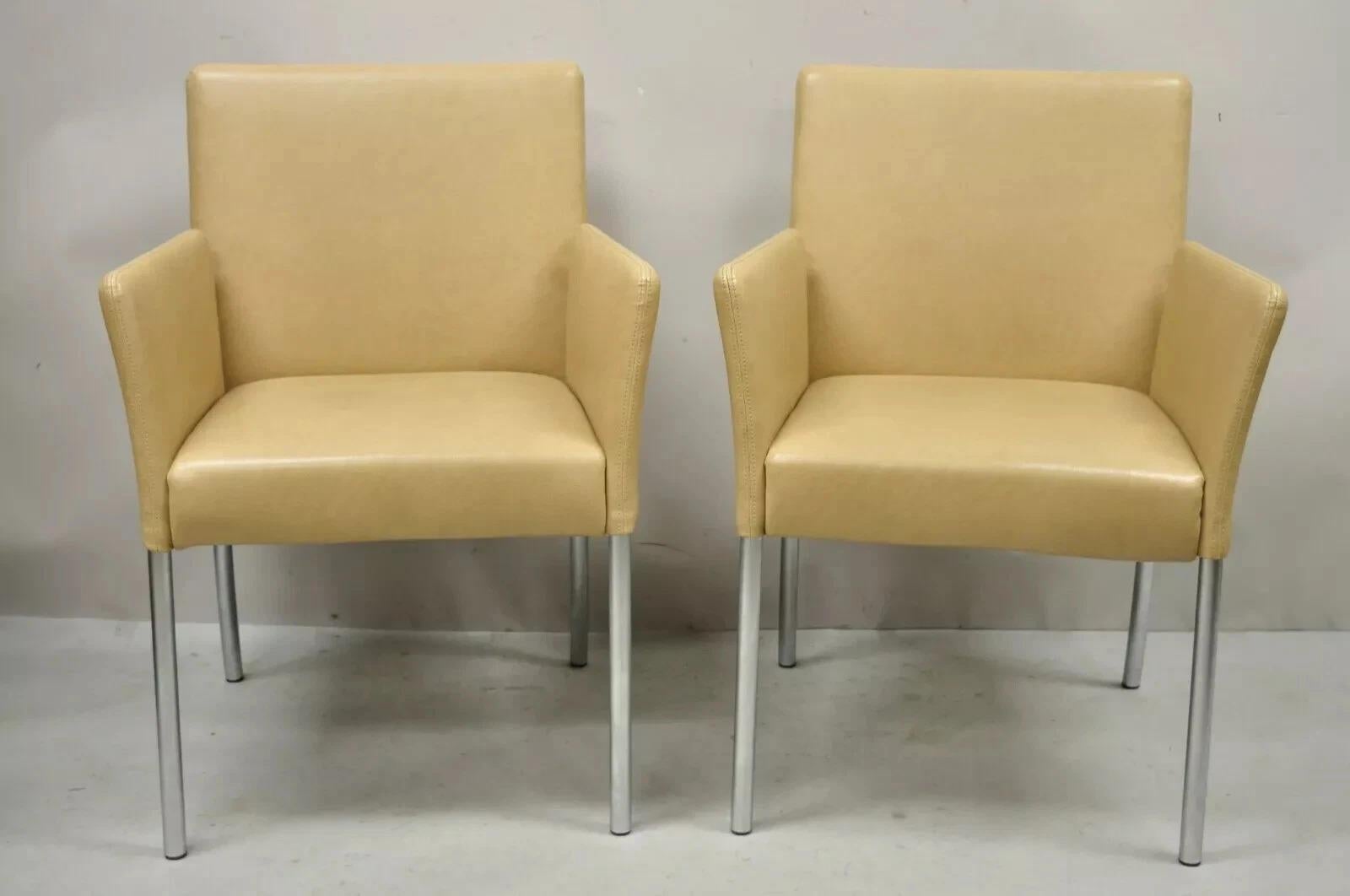 Coalesce Steelcase Beige Leather Model 1510 Switch Guest Arm Chair (B) - a Pair. L'article présente un cadre en métal, un Label d'origine, une très belle paire, un travail de qualité, une forme sculpturale élégante. Circa Late 20th Century.