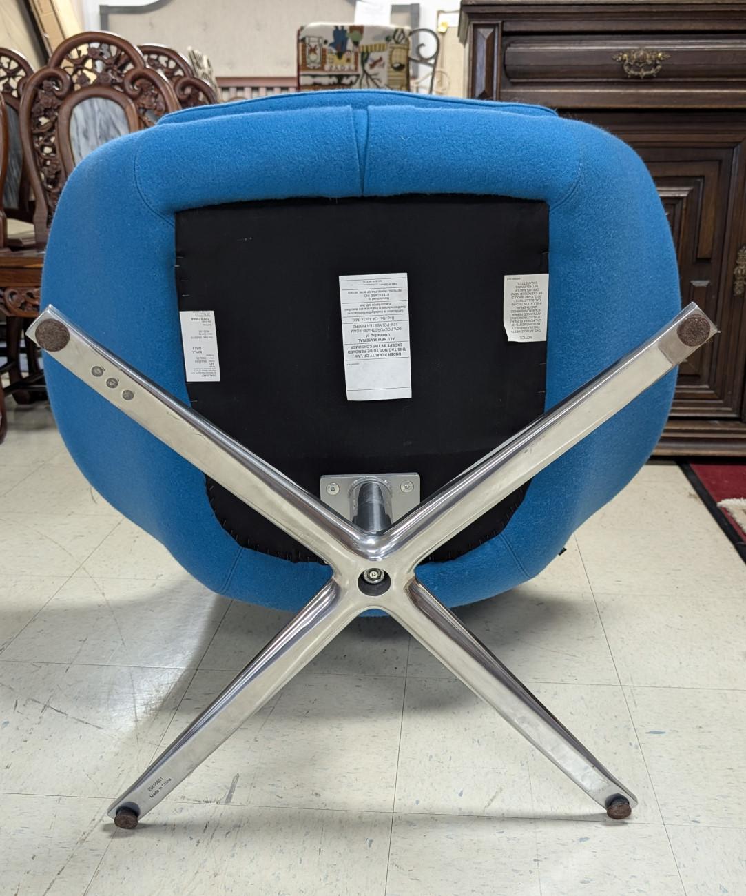 Silla de salón giratoria Bob con reposacabezas, azul turquesa, 41,25″H en venta 3