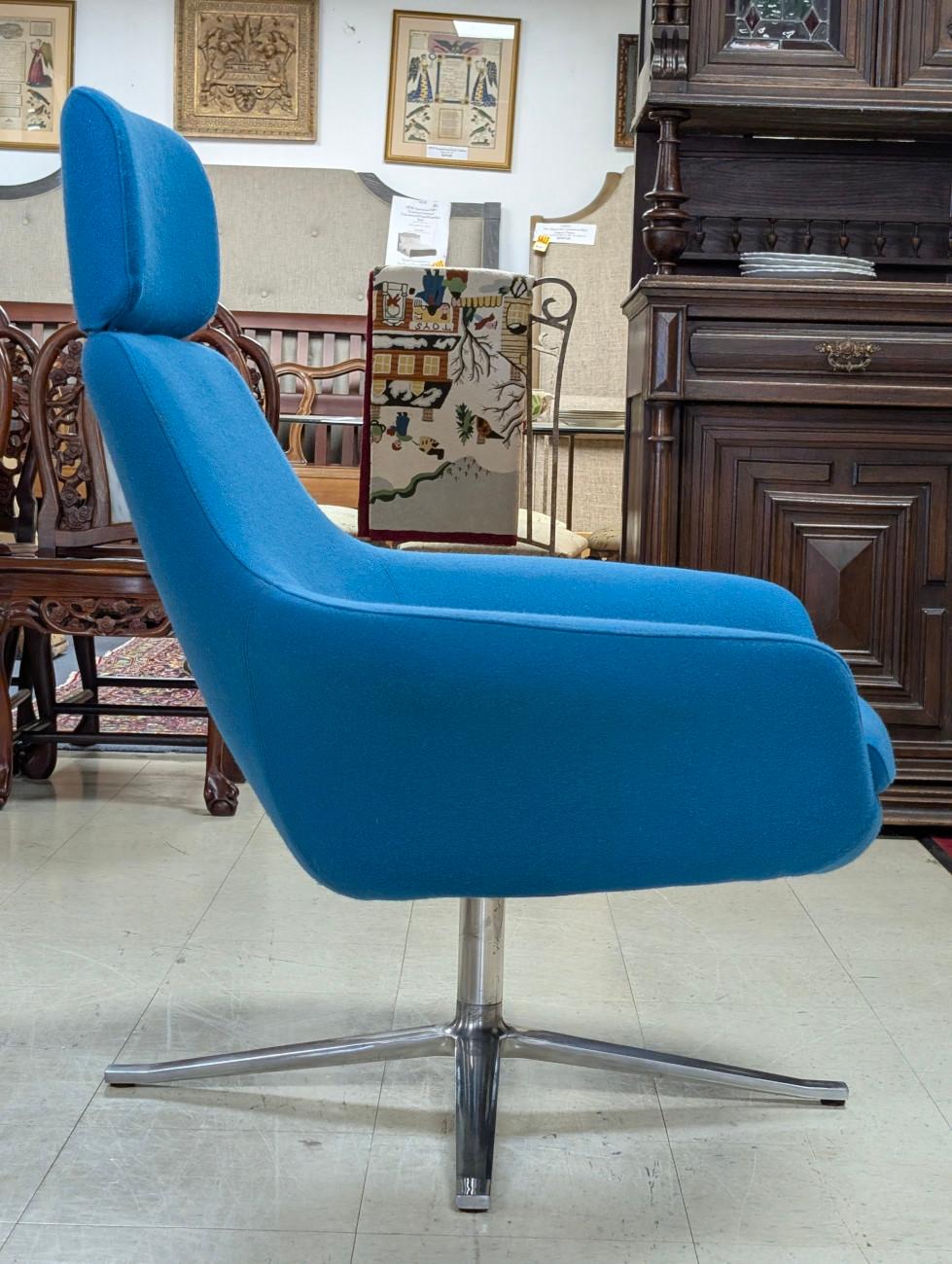 Silla de salón giratoria Bob con reposacabezas, azul turquesa, 41,25″H Moderno de mediados de siglo en venta