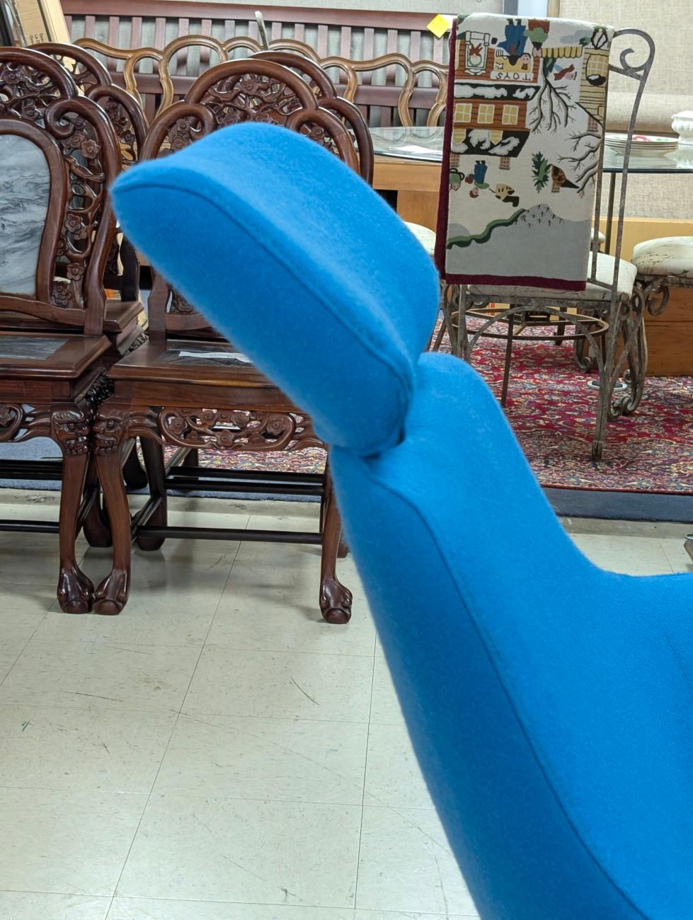 Silla de salón giratoria Bob con reposacabezas, azul turquesa, 41,25″H en Excelente estado para la venta en Oakwood, GA