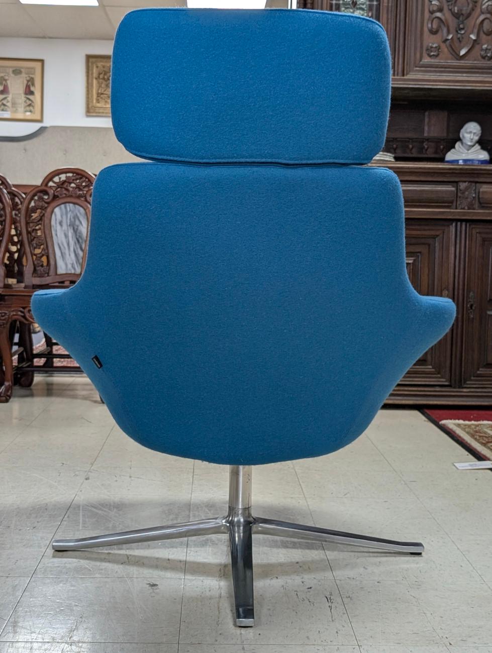 Silla de salón giratoria Bob con reposacabezas, azul turquesa, 41,25″H Siglo XXI y contemporáneo en venta