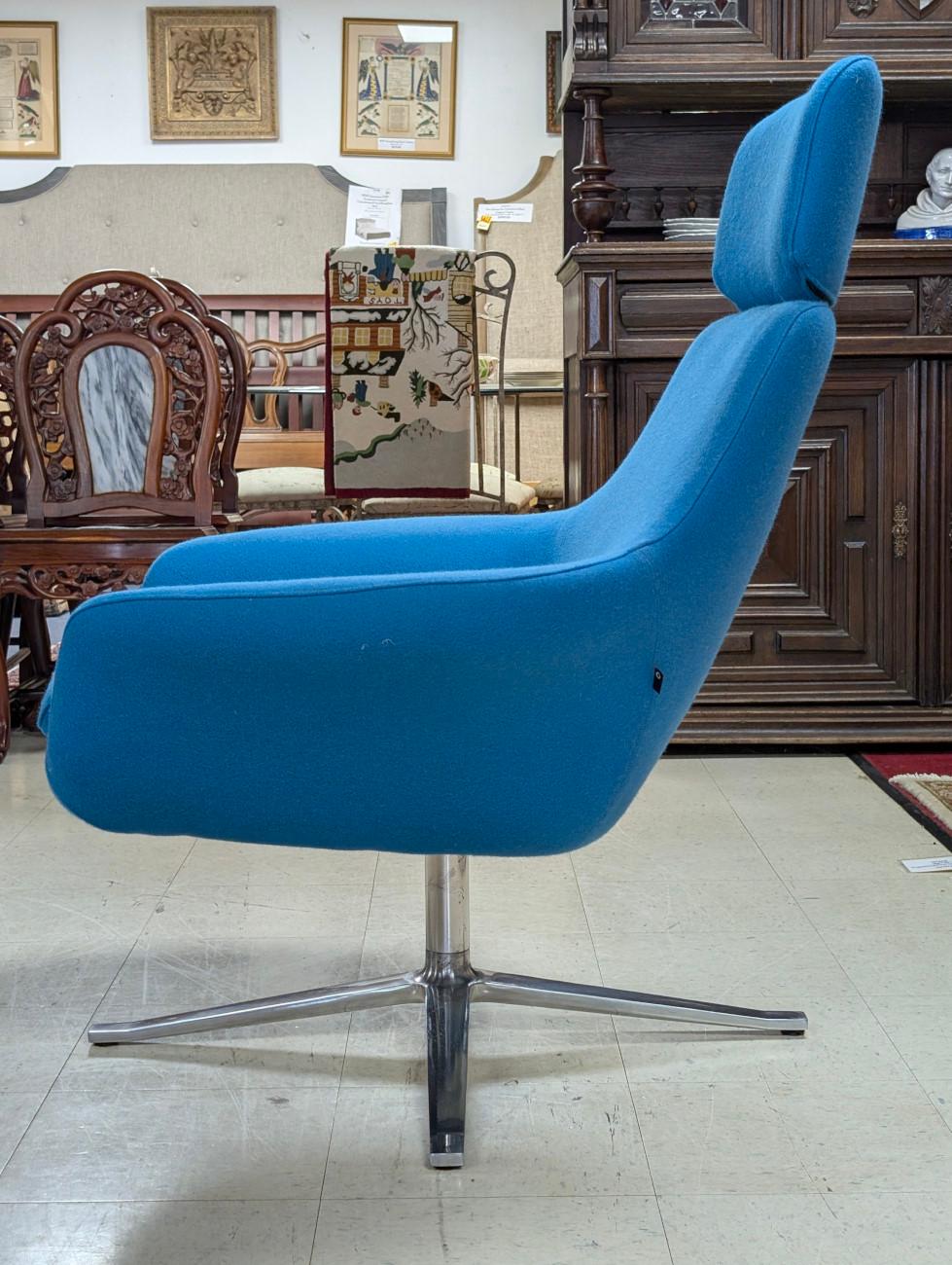 Silla de salón giratoria Bob con reposacabezas, azul turquesa, 41,25″H en venta 1