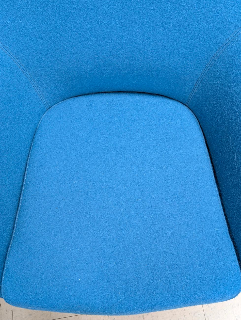 Silla de salón giratoria Bob con reposacabezas, azul turquesa, 41,25″H en venta 2