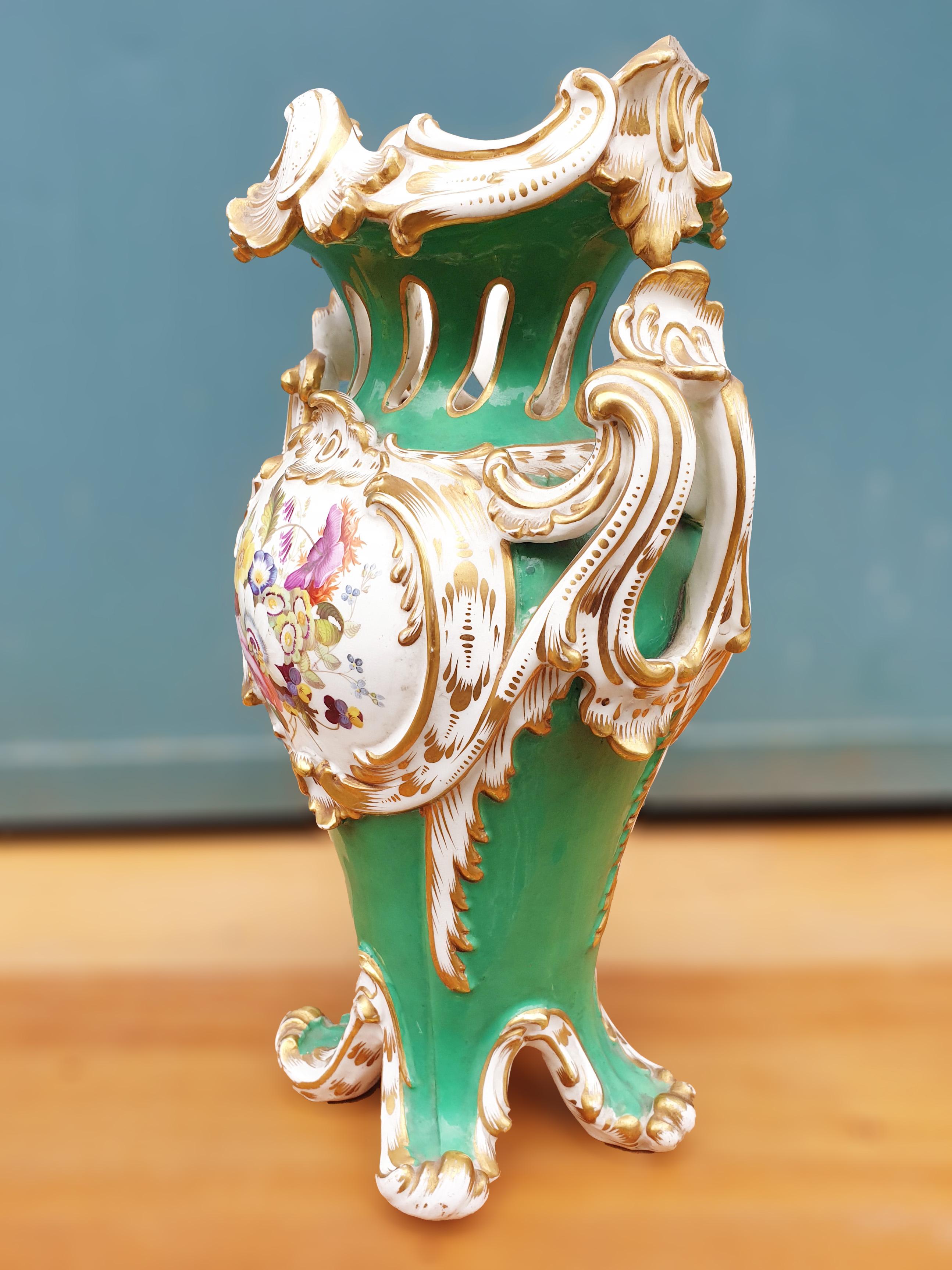 Coalport 19th Century Hand Painted Green Rococo Style Vase In Good Condition For Sale In London, GB