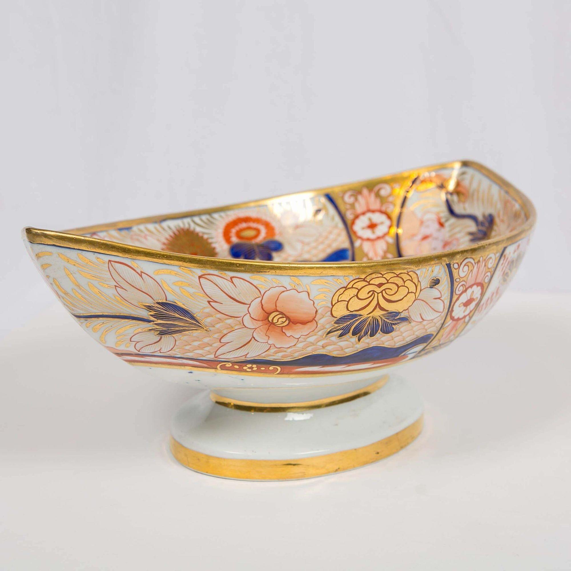 Coalport Admiral Nelson Pattern Centerpiece, England, Circa 1810 In Excellent Condition In Katonah, NY