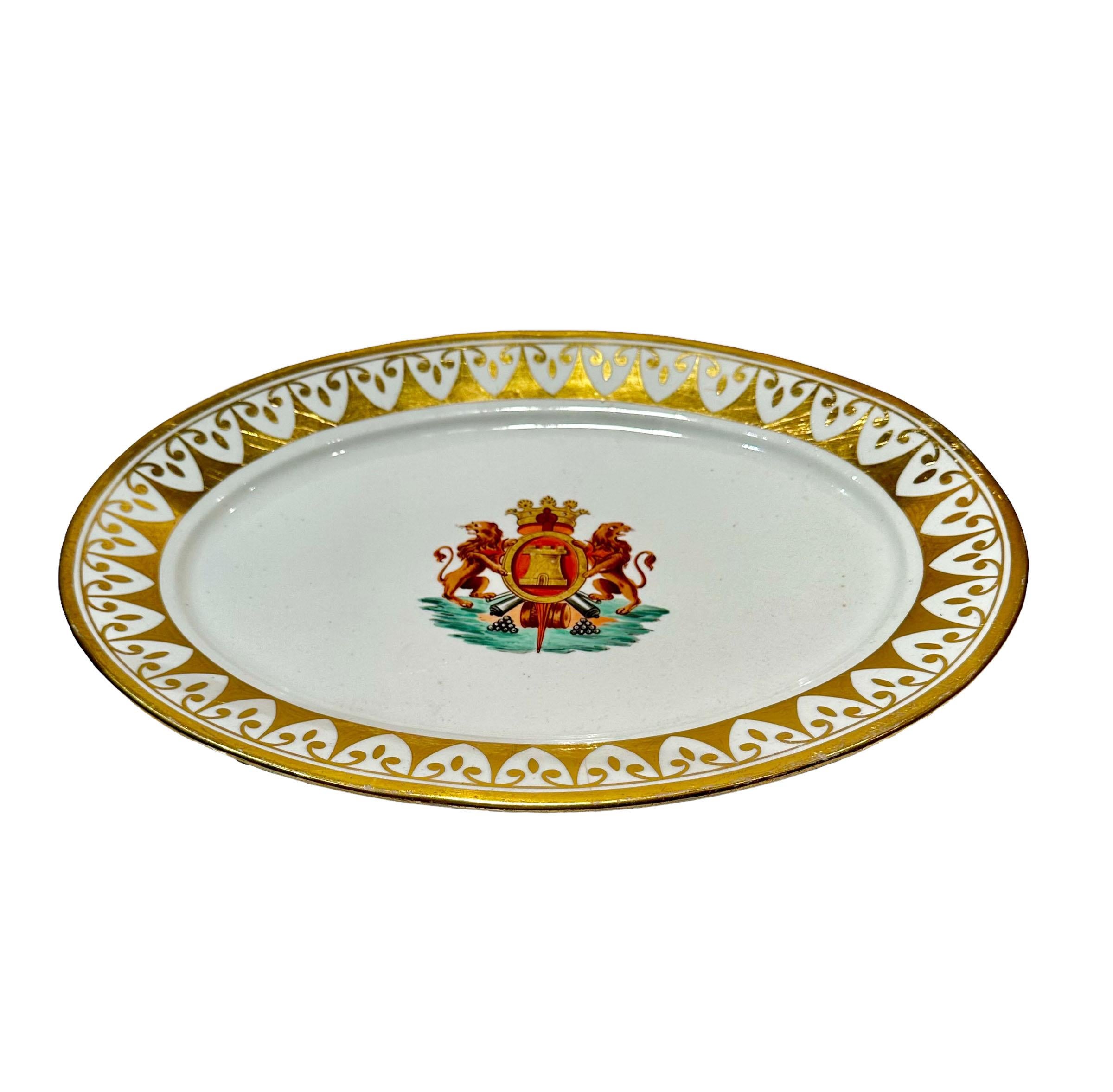 Großer Coalport-Teller mit Wappen in der Mitte und einem fabelhaften Rand aus Goldvergoldung. CIRCA 1850er bis 1890er Jahre, England.