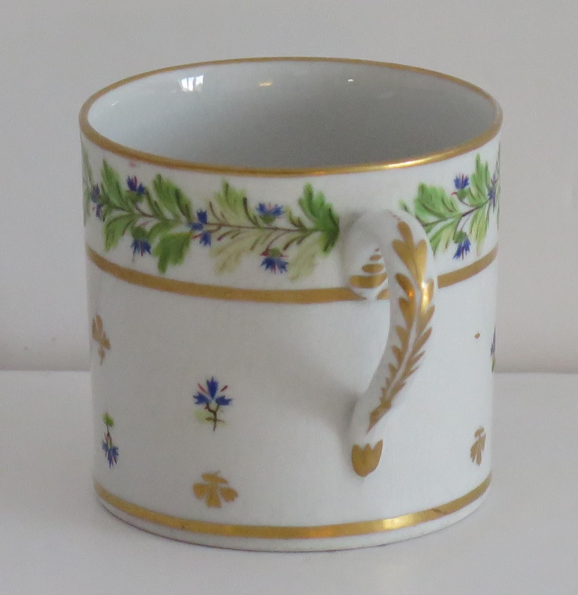 Lata de café de Coalport Porcelain Patrón de acianos pintado a mano, hacia 1805 Inglés en venta