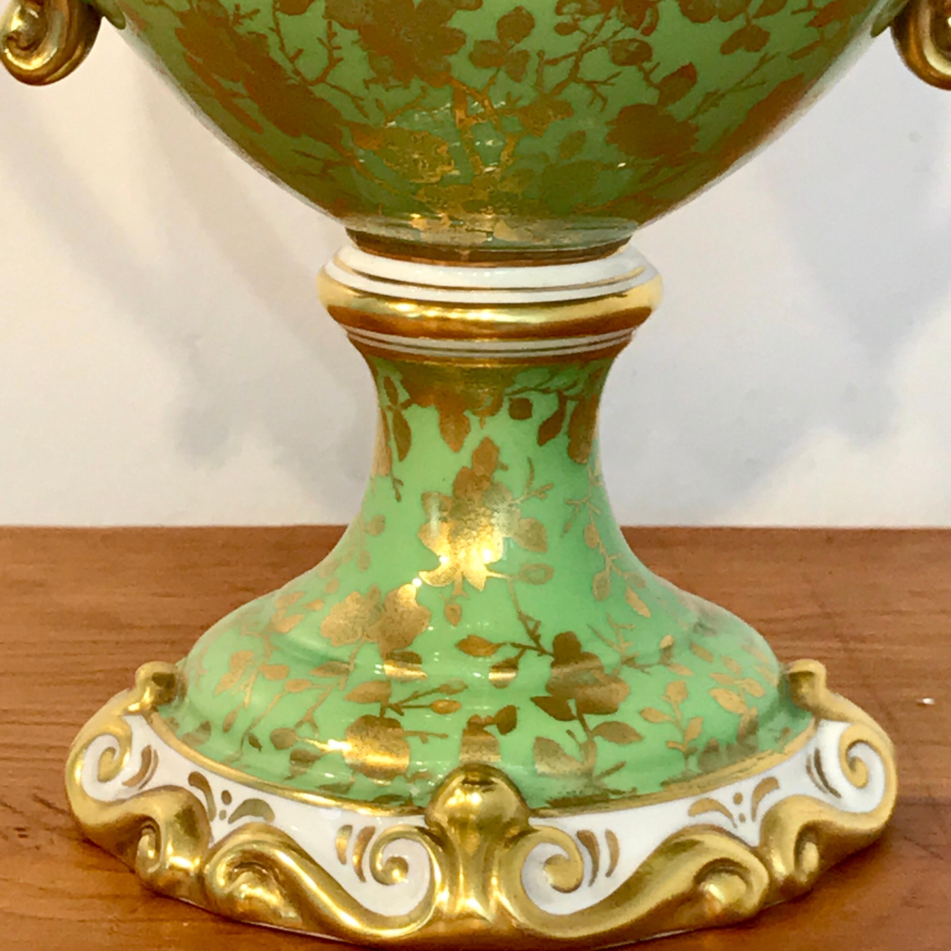 Coalport Covered Gilt Decorated Covered Urn In Good Condition In West Palm Beach, FL
