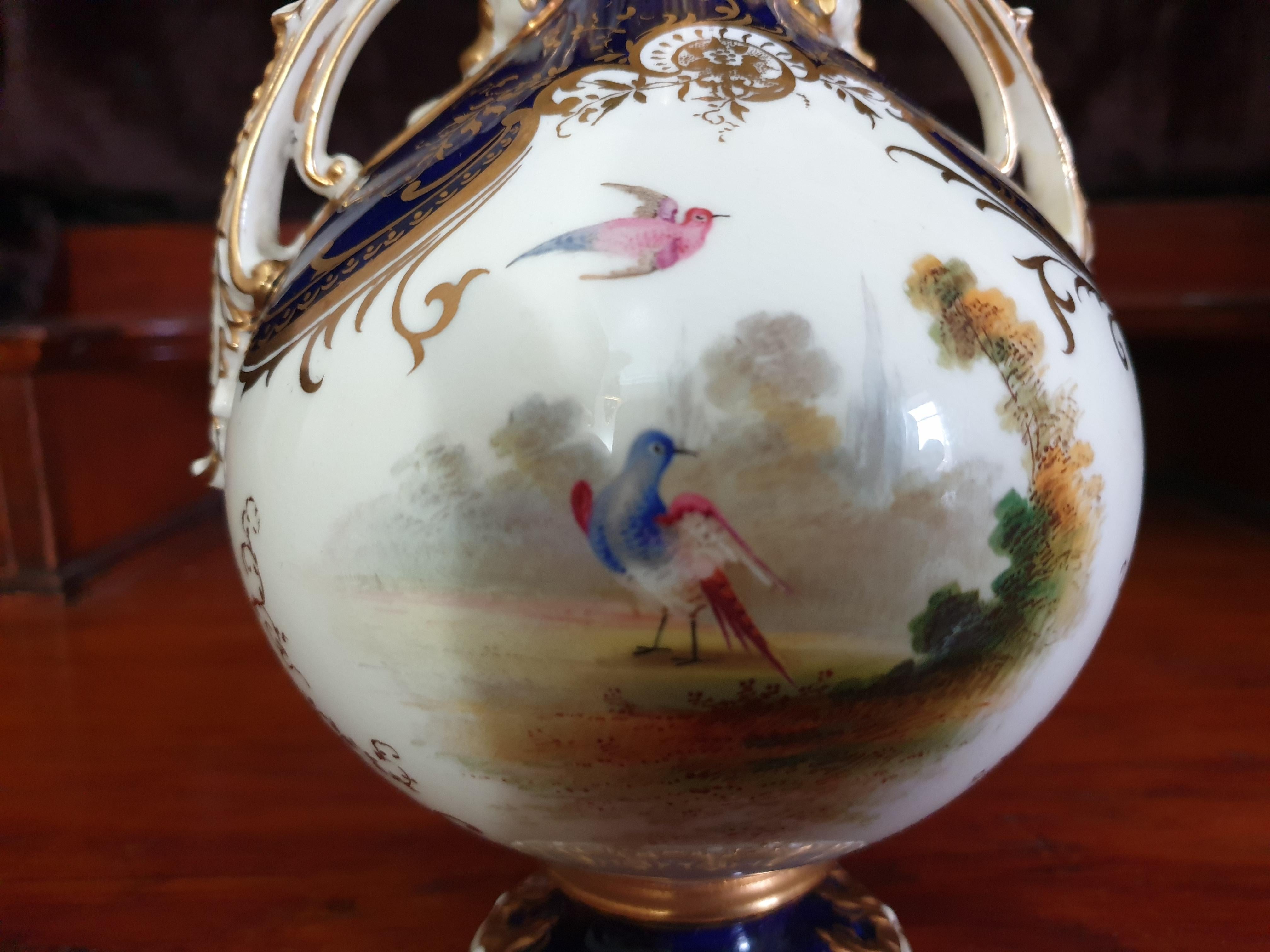 Coalport 19th Century Hand Painted Bird Vase with Raised Gilding In Good Condition For Sale In London, GB