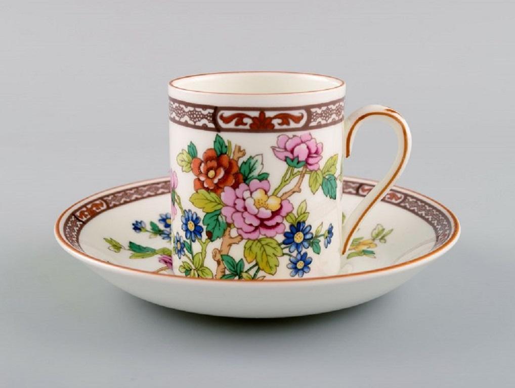 Coalport, England. Seven Flower of Tibet chocolate cups with saucers decorated with flowers and gold edge. Mid-20th century.
The cup measures: 6 x 5.5 cm.
Saucer diameter: 13 cm.
In excellent condition.
Stamped.