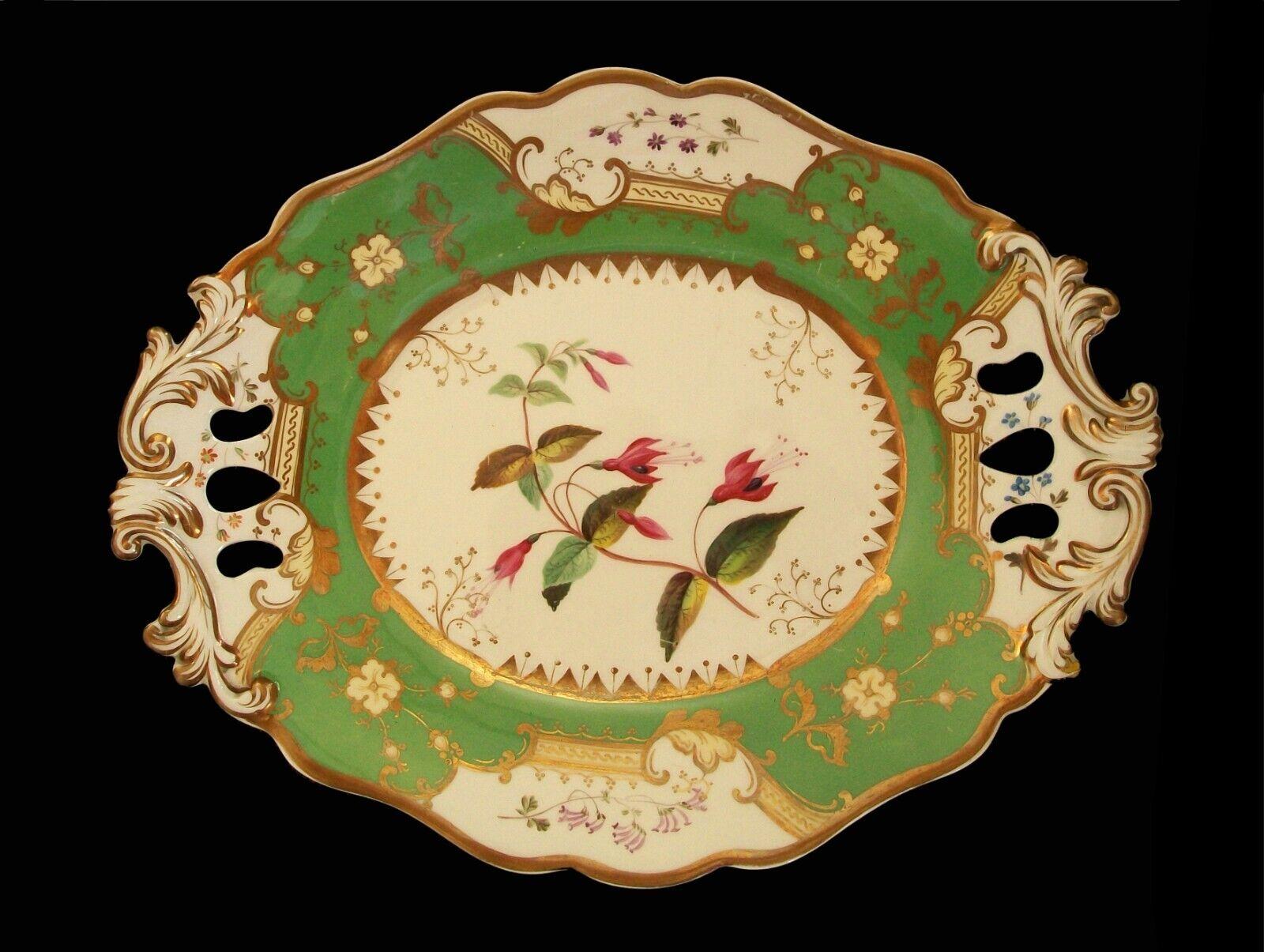 COALPORT (Atribuido) - 'Fucsia' - Antigua fuente de cerámica de doble asa con bordes verde manzana y decoración dorada - con un espécimen floral pintado a mano en el centro - sin número de modelo - sin firmar - Reino Unido - hacia 1830.

Excelente