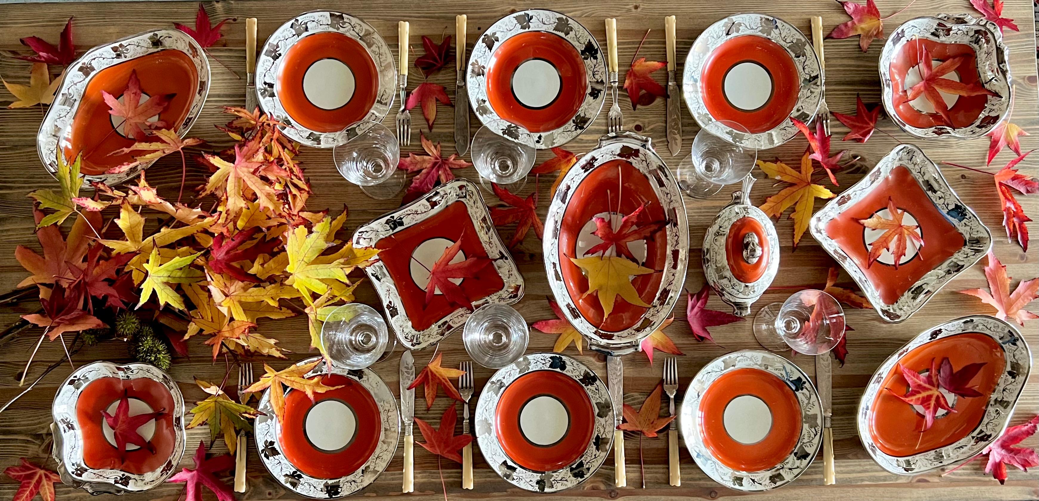 Se trata de un impresionante y rarísimo servicio de postres fabricado por John Rose en Coalport probablemente hacia el año 1800, poco después de que Rose comprara la fábrica de Caughley. Consta de una gran pieza central, una sopera con tapa, dos