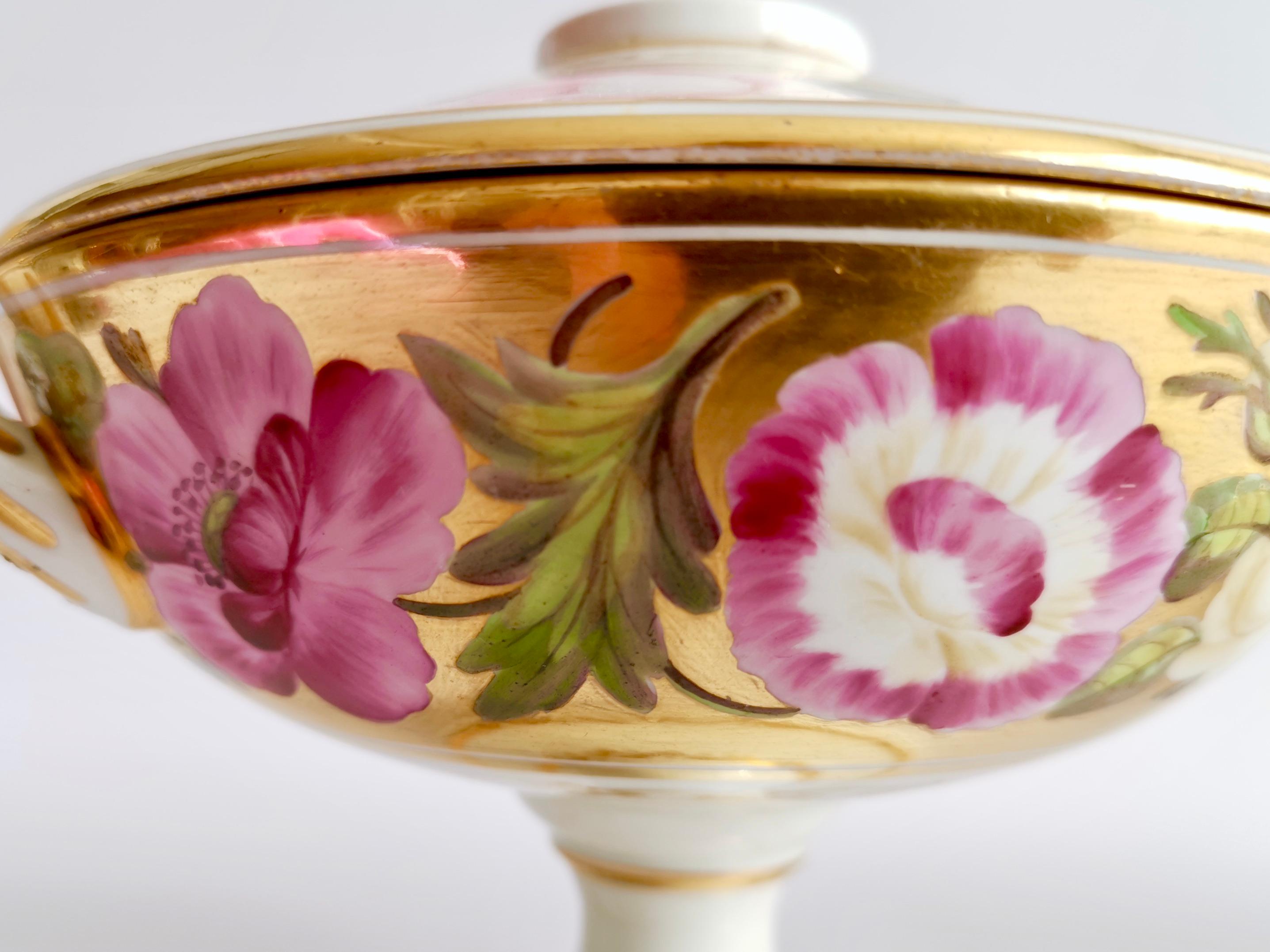 Pareja de soperas florales doradas de Coalport, Marqués de Anglesey, hacia 1820 en venta 7