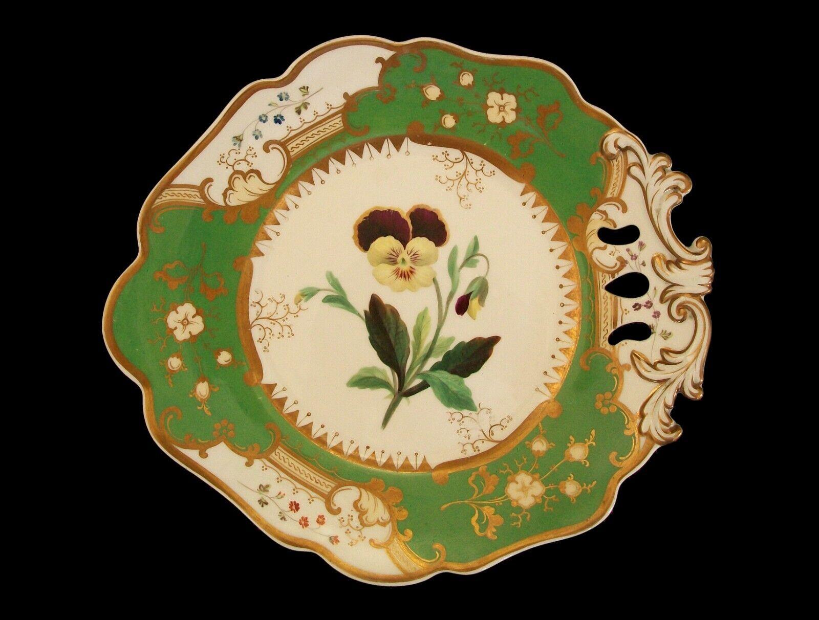 Coalport (Atribuido) - 'Pansy' - Antigua fuente botánica de cerámica de un solo asa con bordes verde manzana y decoración dorada - con un espécimen floral pintado a mano en el centro - número de modelo en el reverso - sin firmar - Reino Unido -