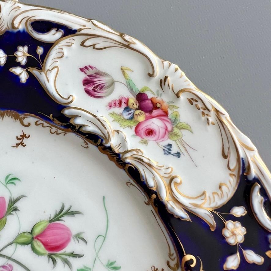 Plato Coalport, azul cobalto con ranúnculos amarillos de Stephen Lawrance, 1840 Inglés en venta
