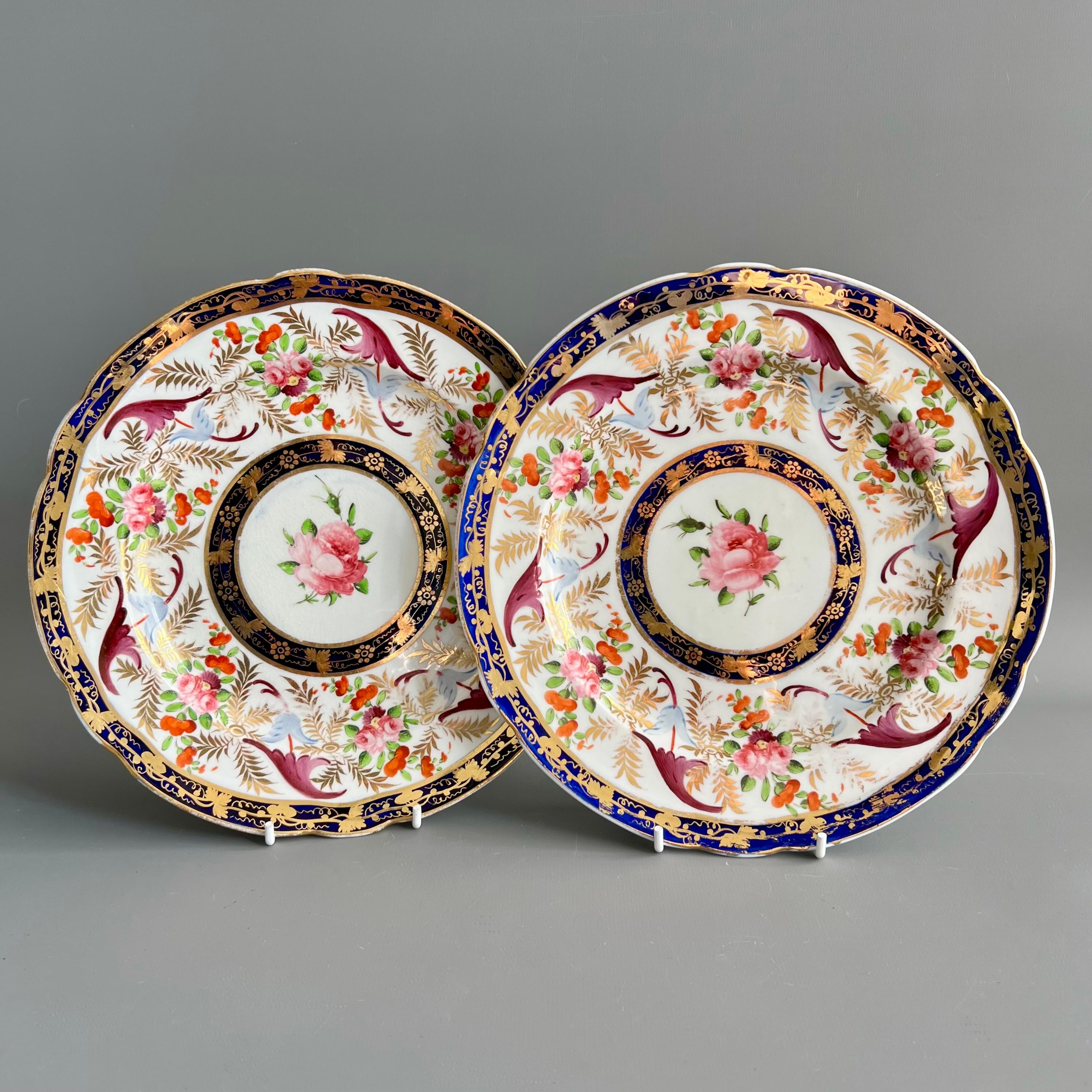 Se trata de un hermoso plato fabricado por Coalport en algún momento entre 1815 y 1820. El plato está decorado al gusto neoclásico en azul cobalto bajo vidriado con juguetones detalles dorados, abundantes reservas de florecillas con detalles de